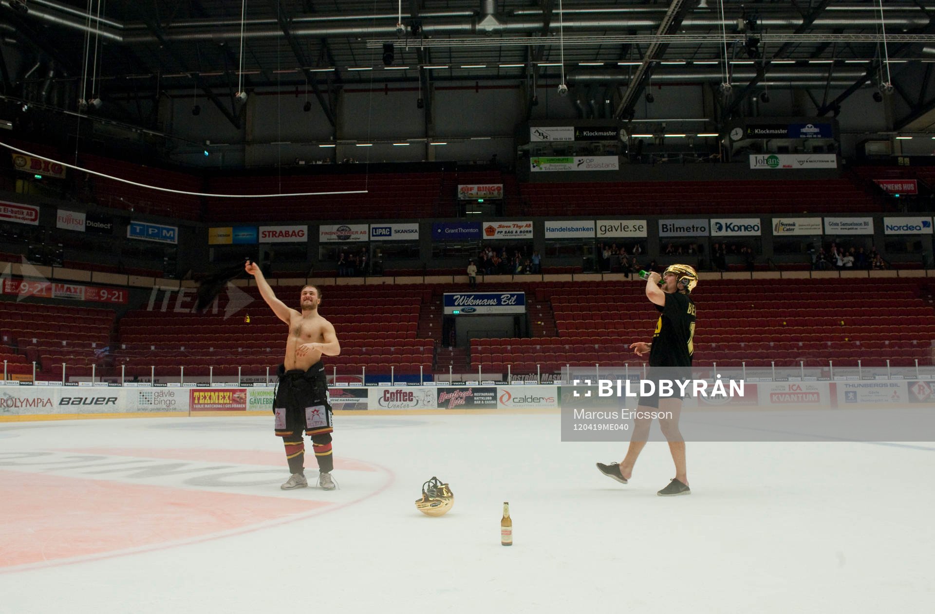 Johan Larsson och Simon Bertilsson firar på isen. Svenska