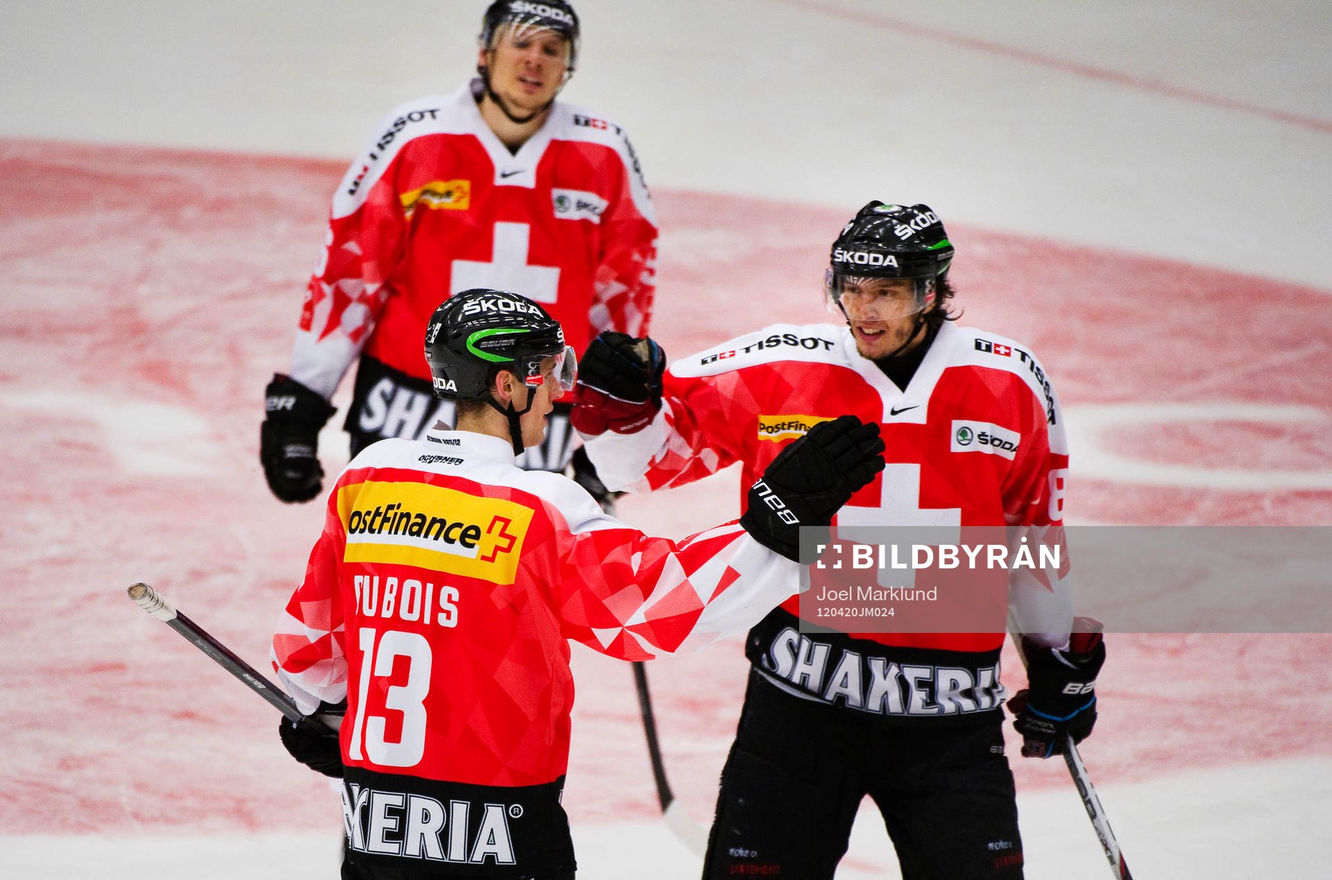 Felicien du Bois, Schweiz, gratuleras till sitt 2-4-mål