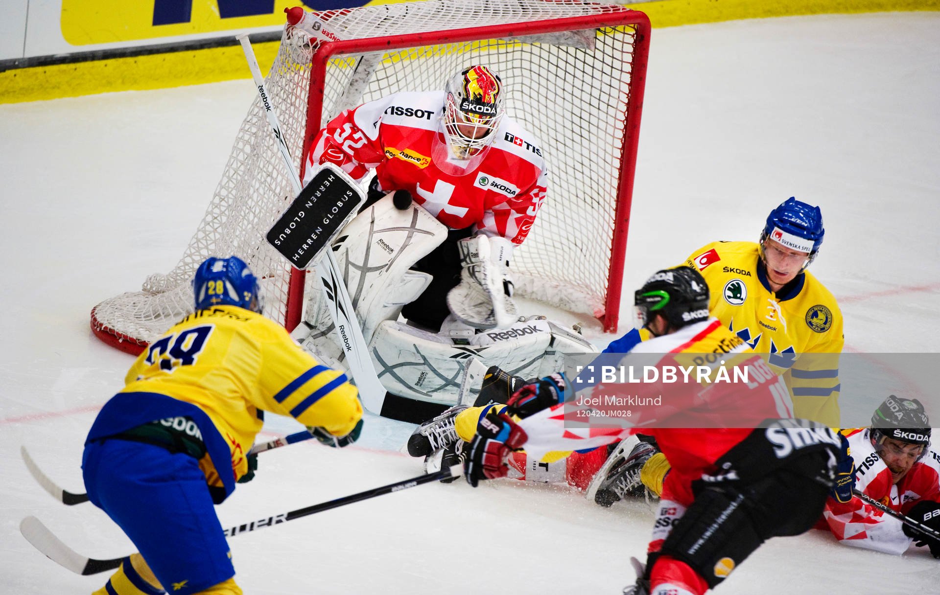 Jonas Brodin och Simon Hjalmarsson, Sverige, får in pucken