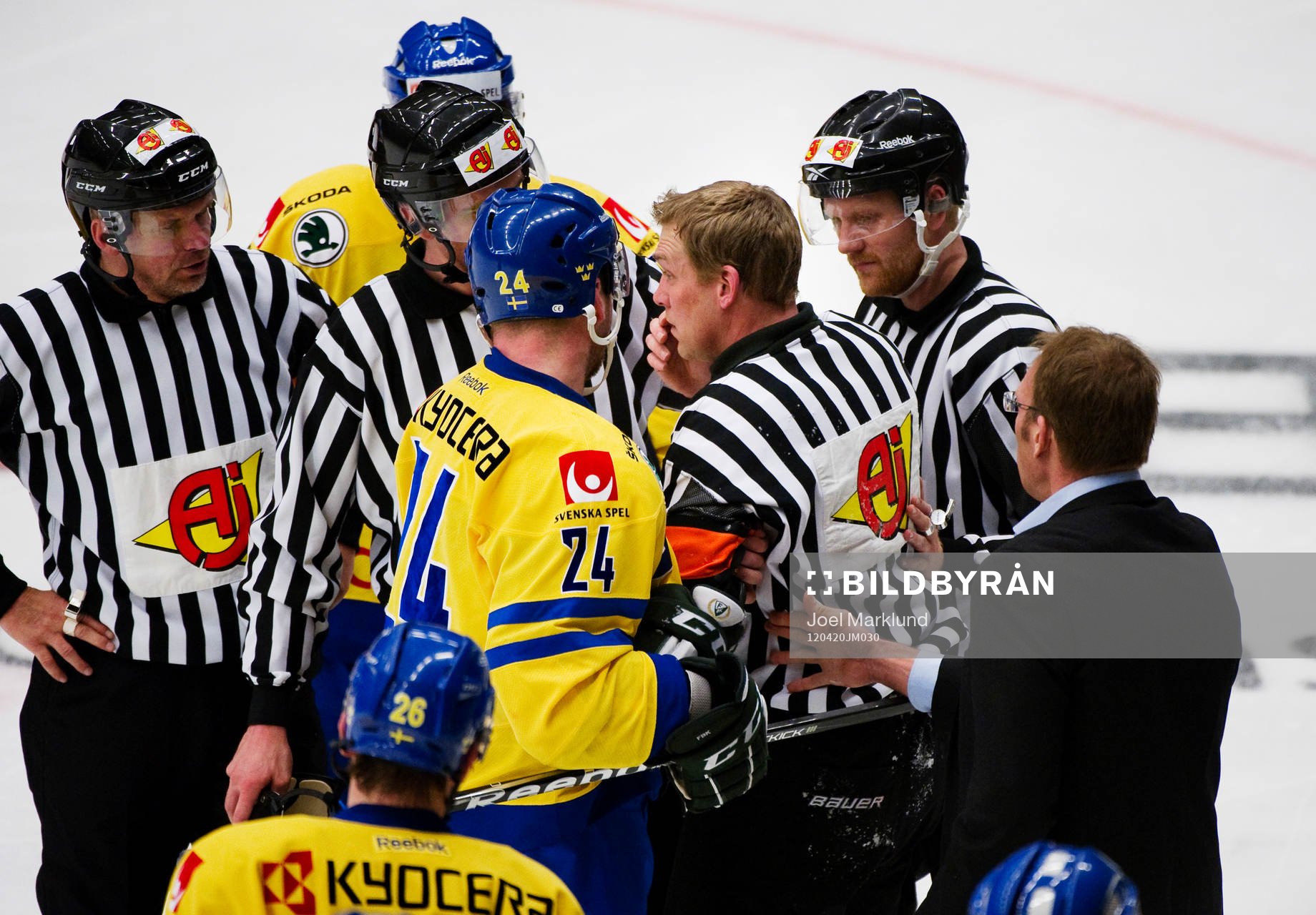 Morgan Johansson, domare, fick en puck i huvudet