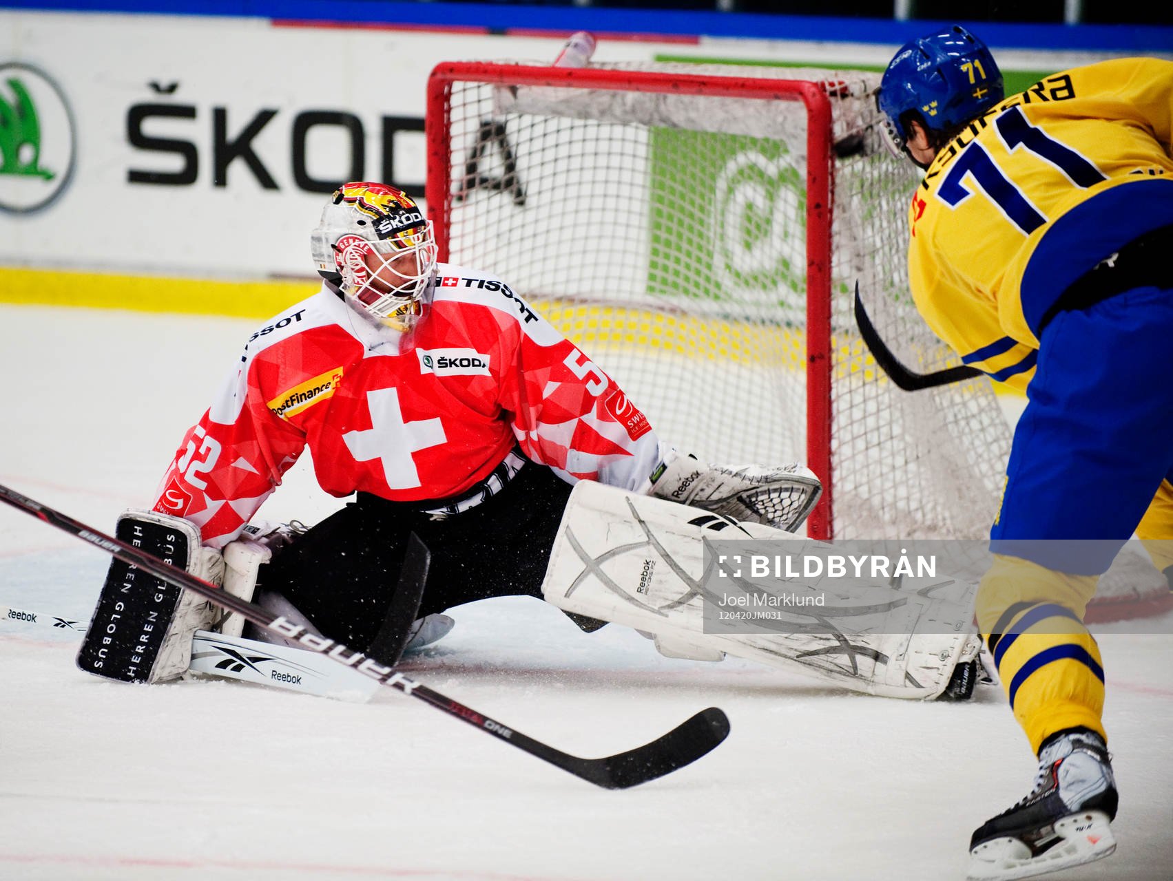 Jonas Andersson, Sverige, skjuter utanför Tobias Stephan,