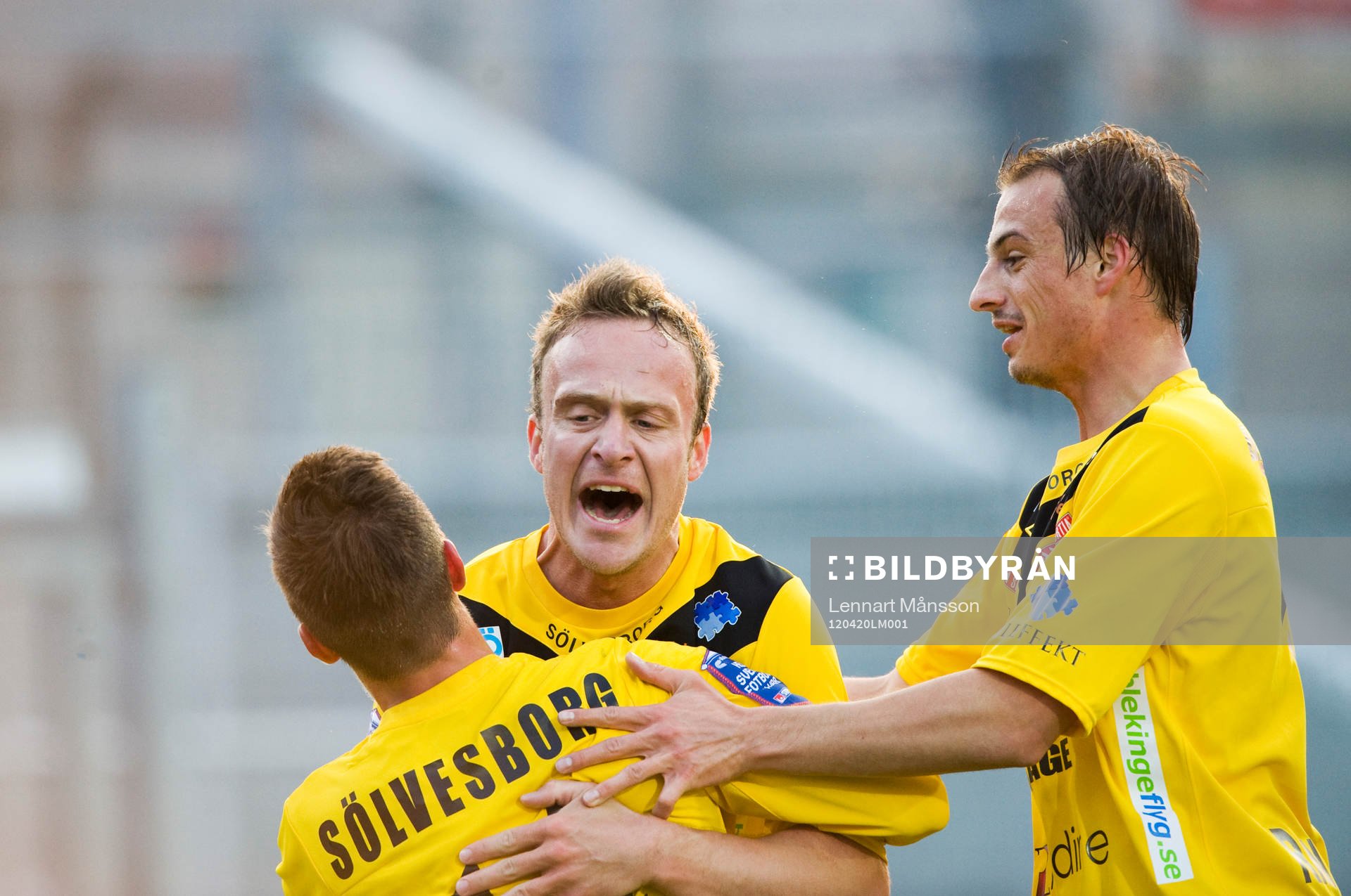  2-0 Marcus Ekenberg, Mjällby som grattas av 2-målsskytten Pär Ericsson