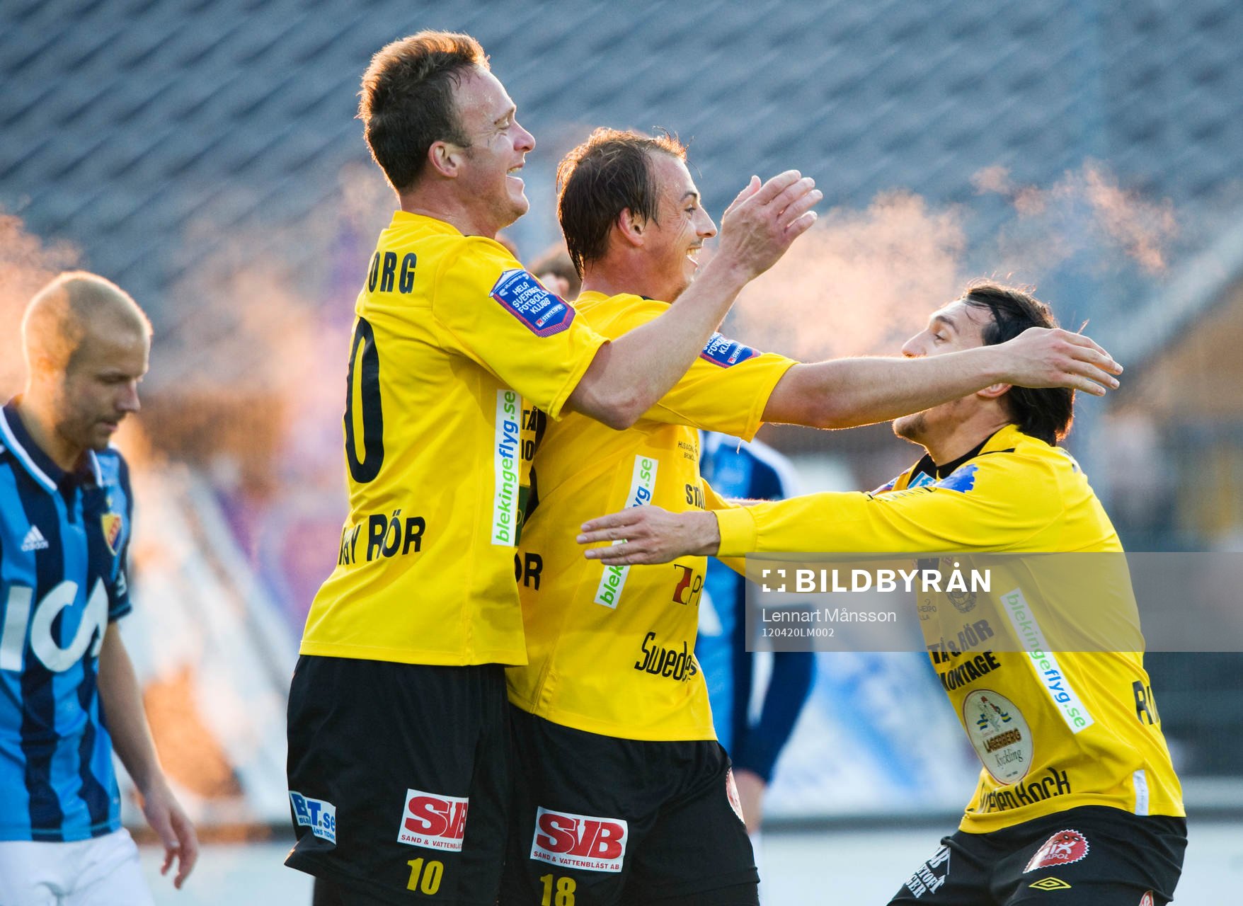 2-målsskytten Pär Ericsson grattas av Marcus Ekenberg.