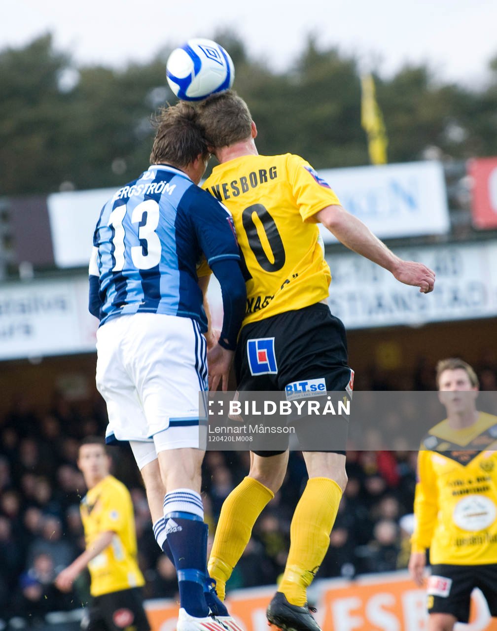   Marcus Ekenberg, Mjällby och Emil Bergström, Djurgården nickduell.