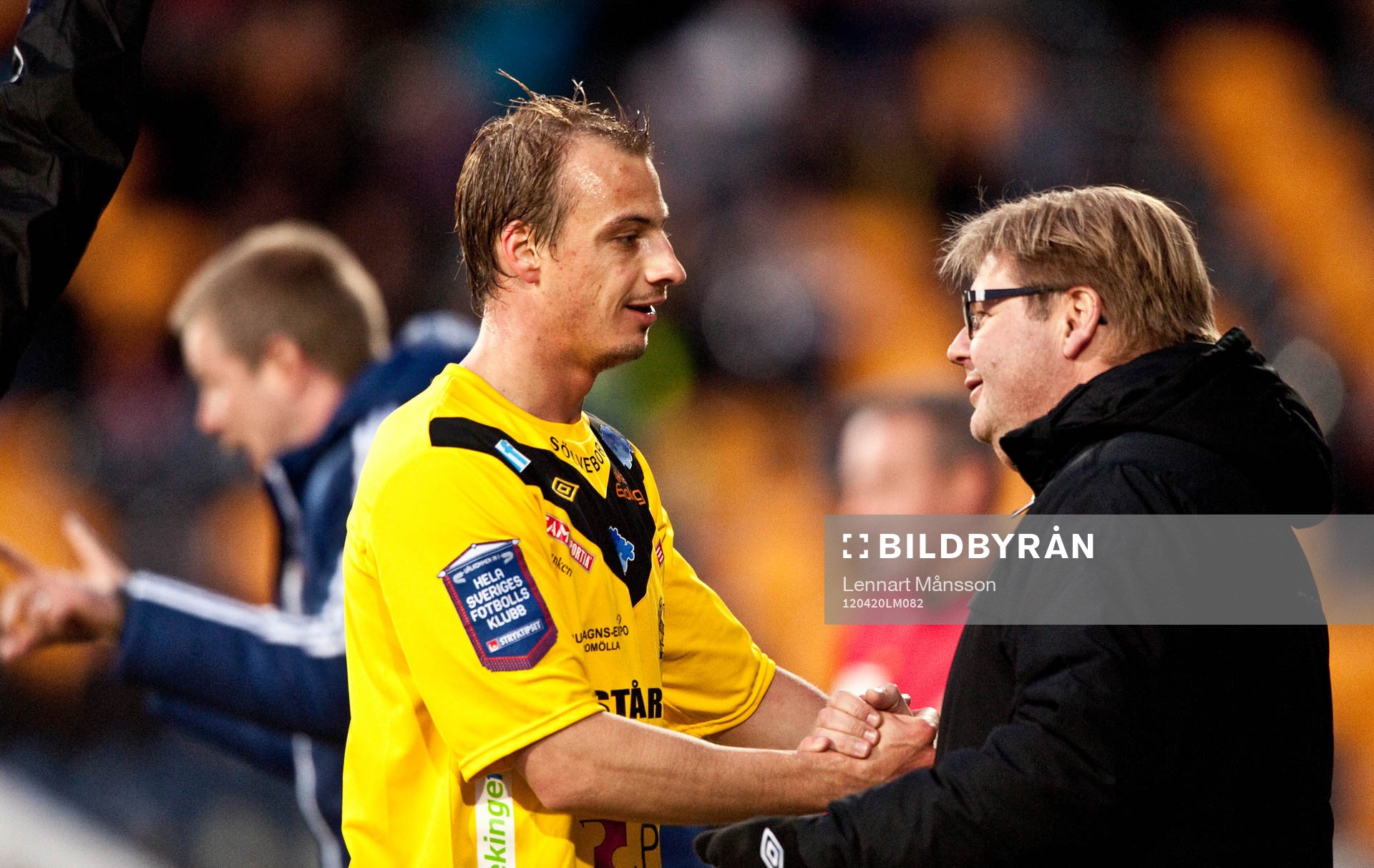 2-målsskytten Pär Ericsson, Mjällby, grattas av Peter