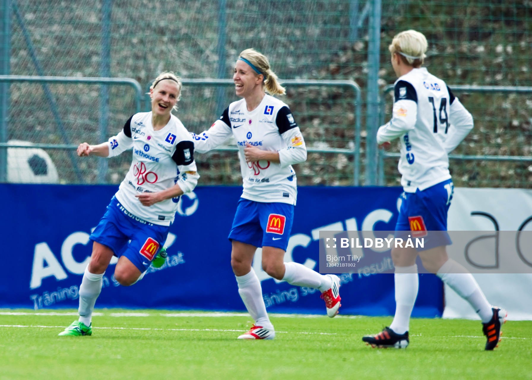  Sanna Talonen och Elin Magnusson, Örebro, jubel efter 0-1.