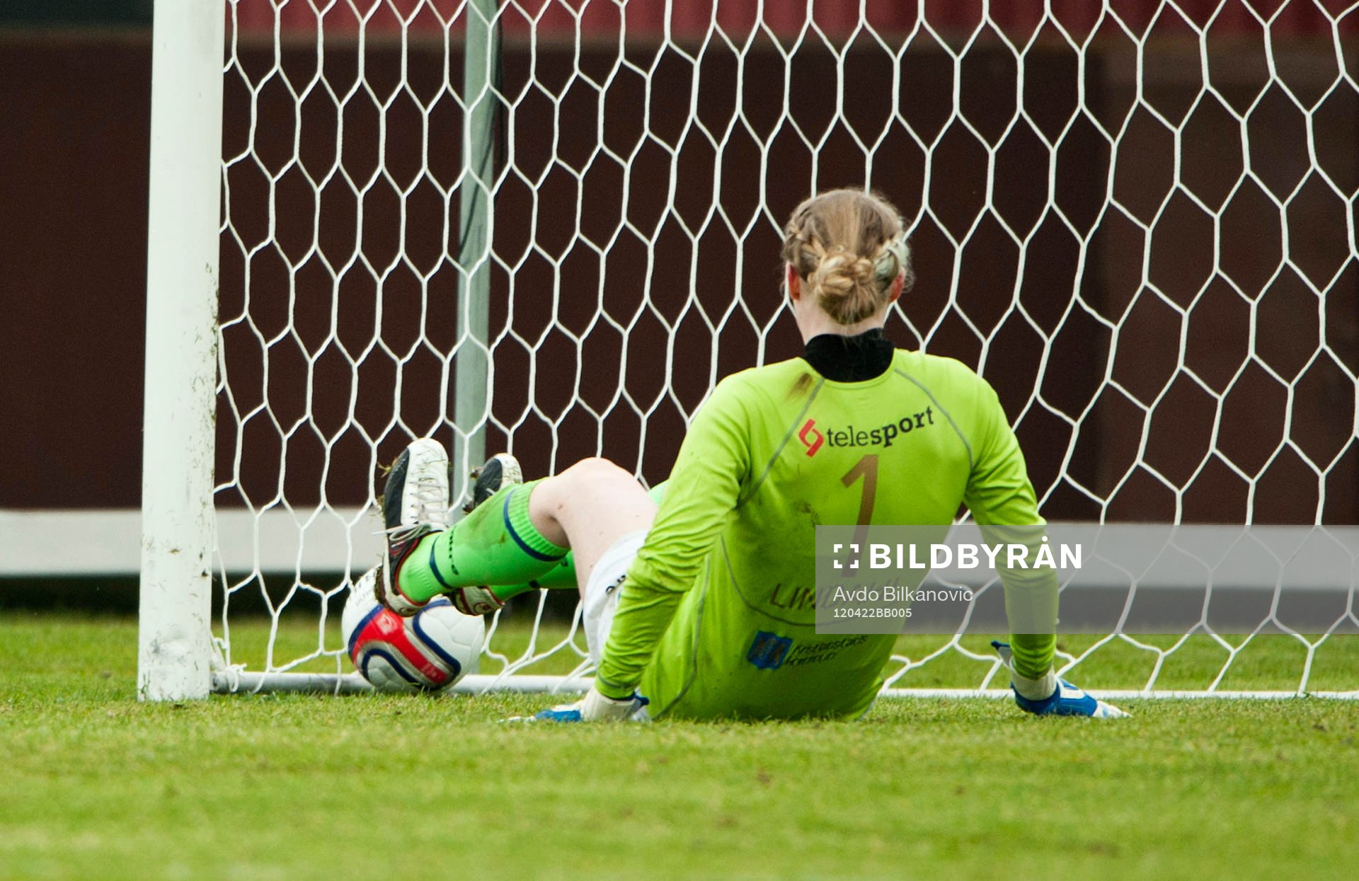 Hedvig Lindahl, målvakt, Kristianstad, tittar