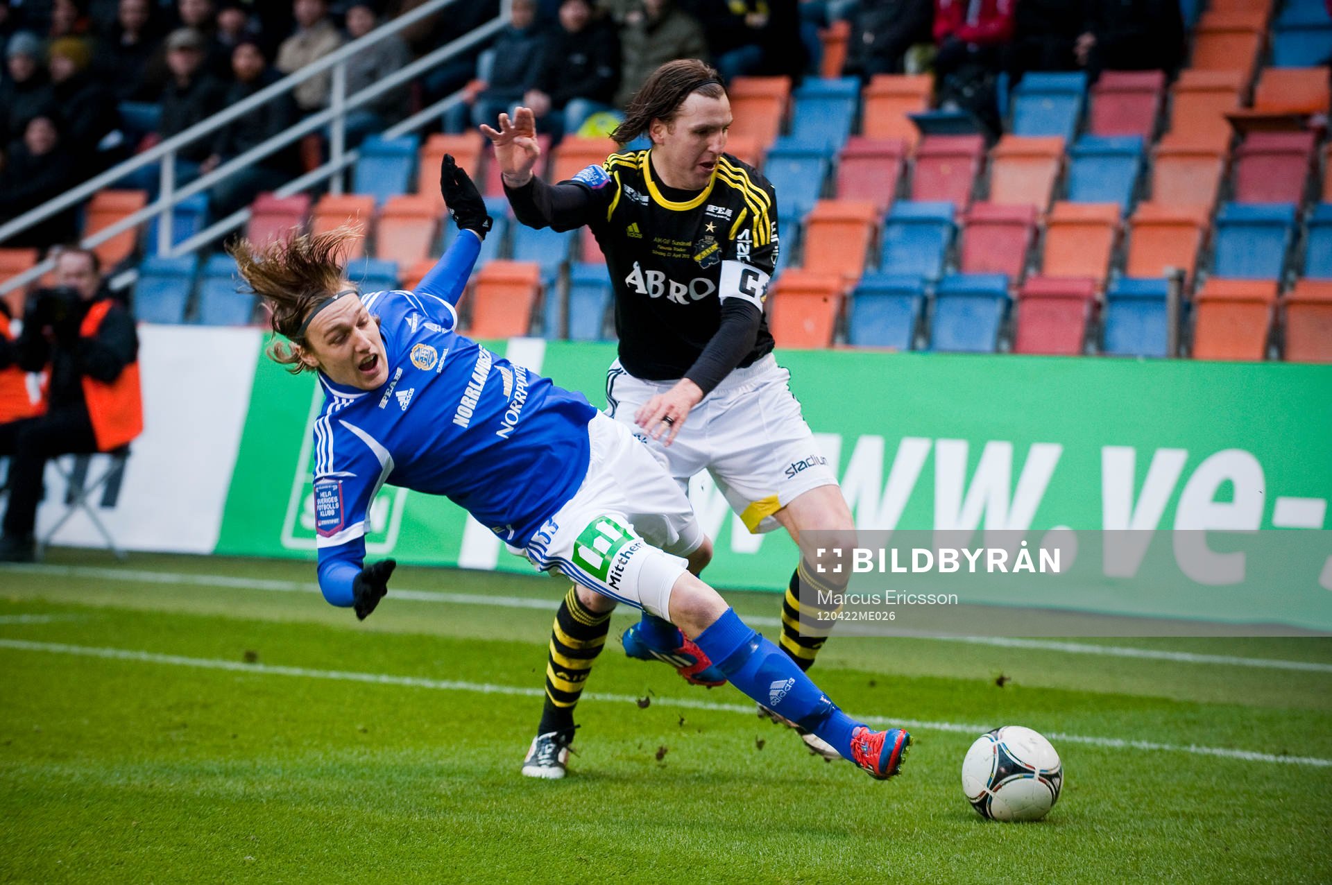 Nils-Eric Johansson, AIK trycker undan Emil Forsberg,