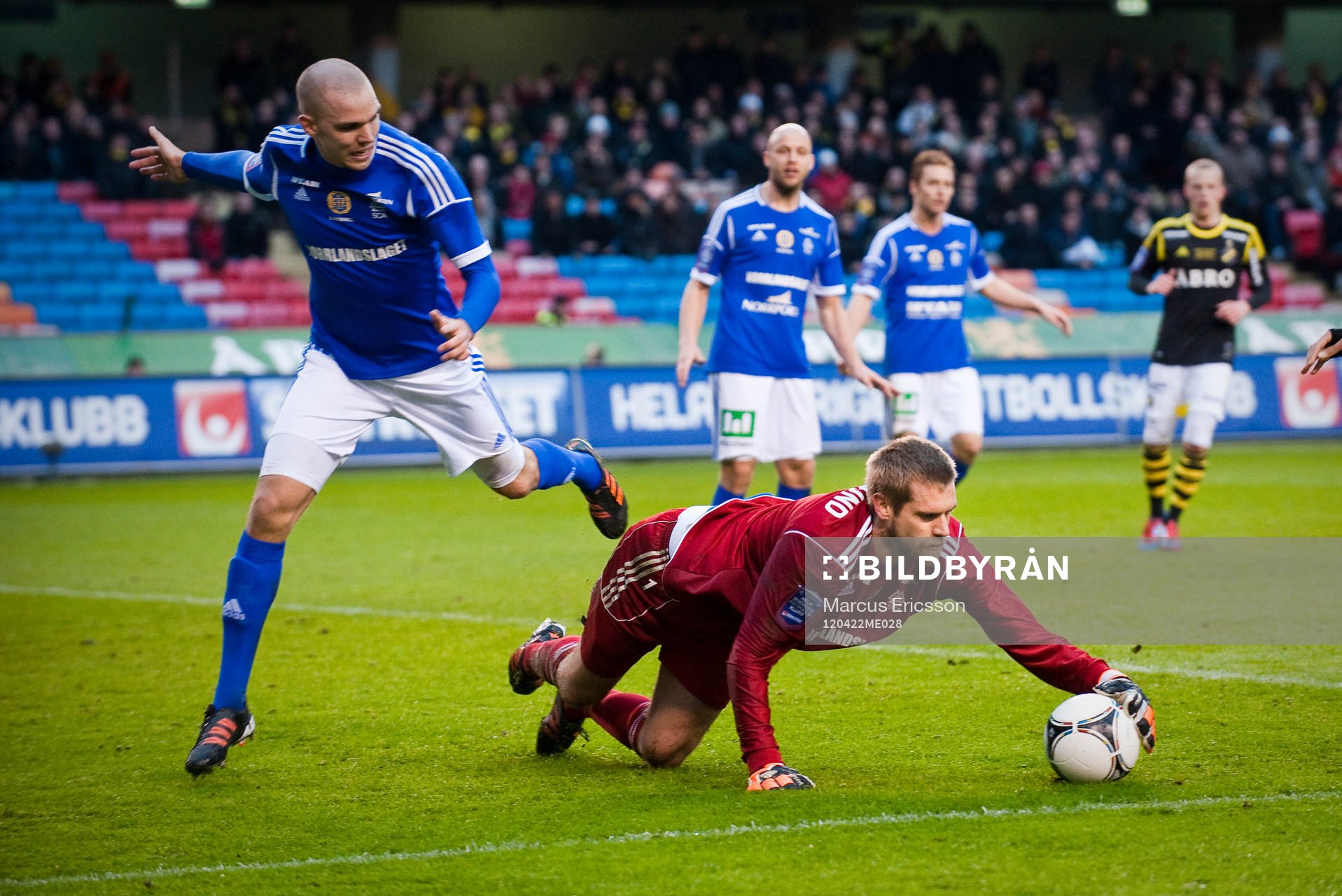 Oscar Berglund, målvakt Sundsvall kastar sig ut