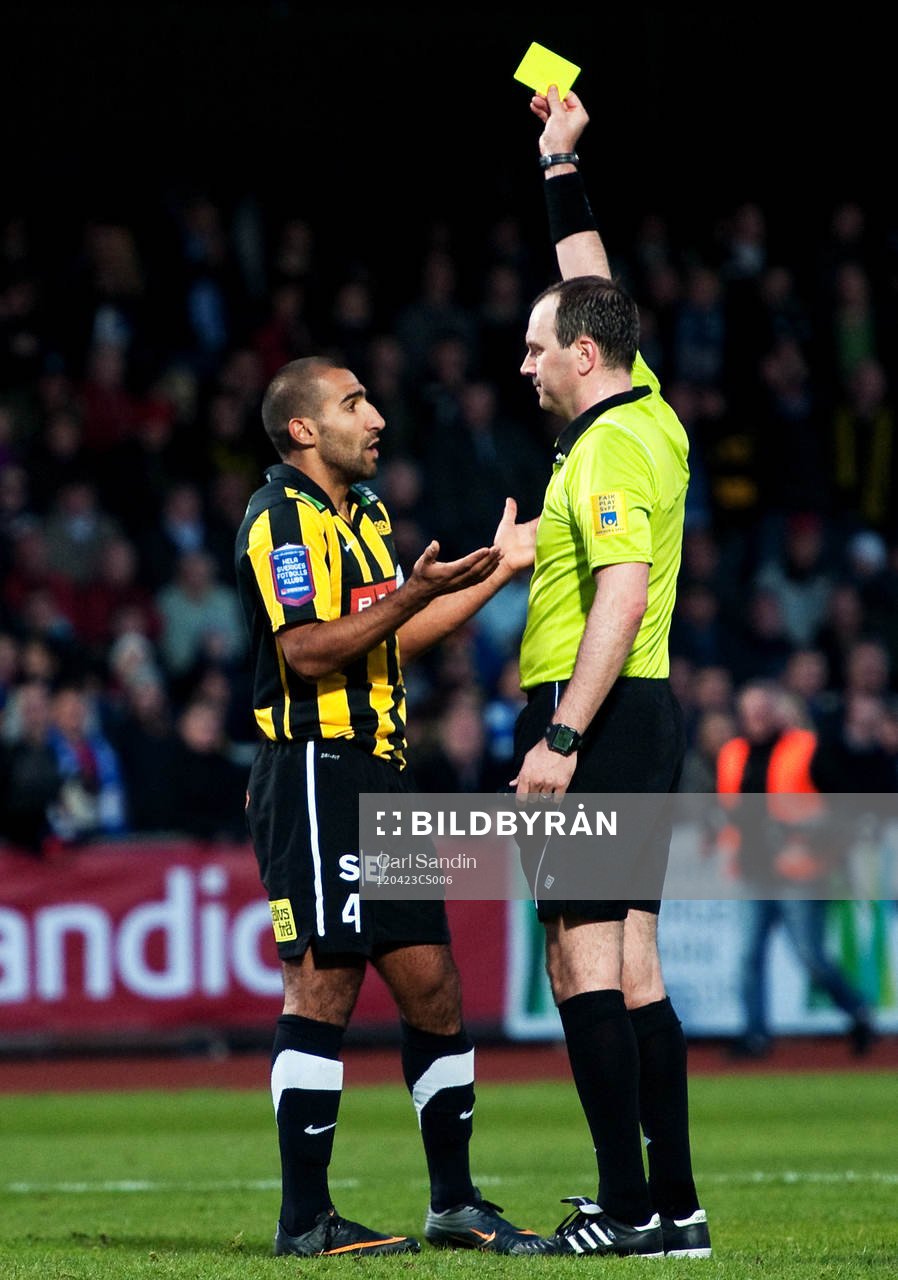 Mohammed Ali Khan, Häcken, får gult kort och IFK