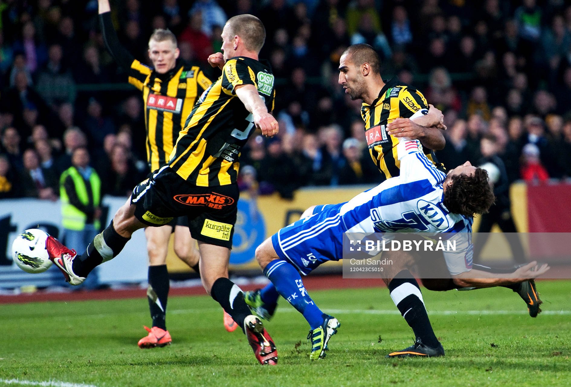  Mohammed Ali Khan, Häcken drar omkull Tobias Hysén, IFK Göteborg, straffsituation.