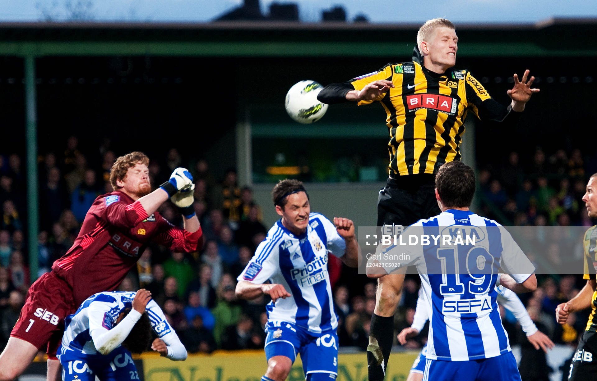 Christoffer Källqvist, målvakt, boxar undan bollen, Tom