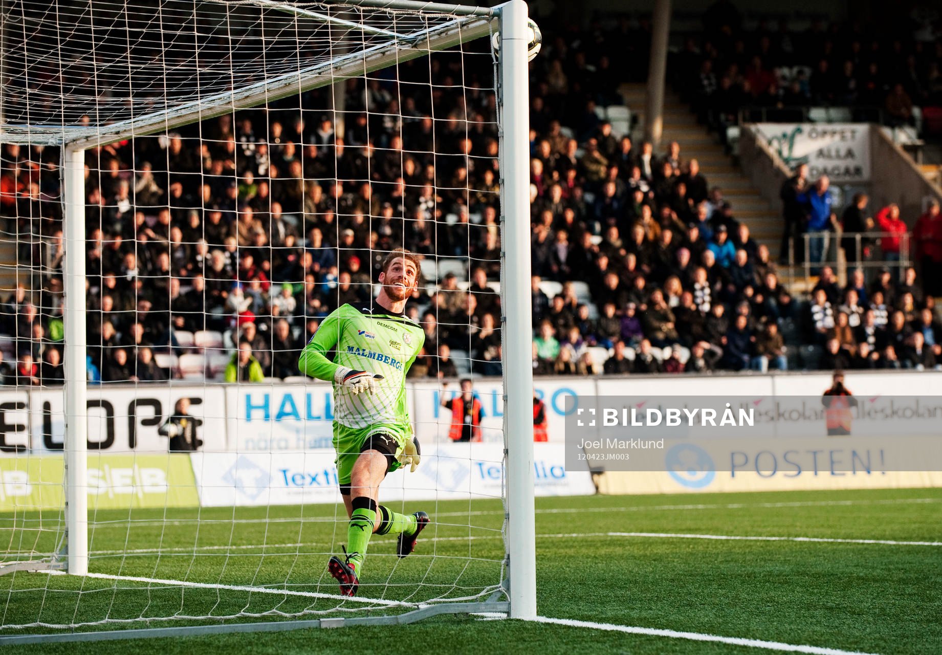 Tomer Chencinski, målvakt, Örebro, ser 0-1-bollen gå in