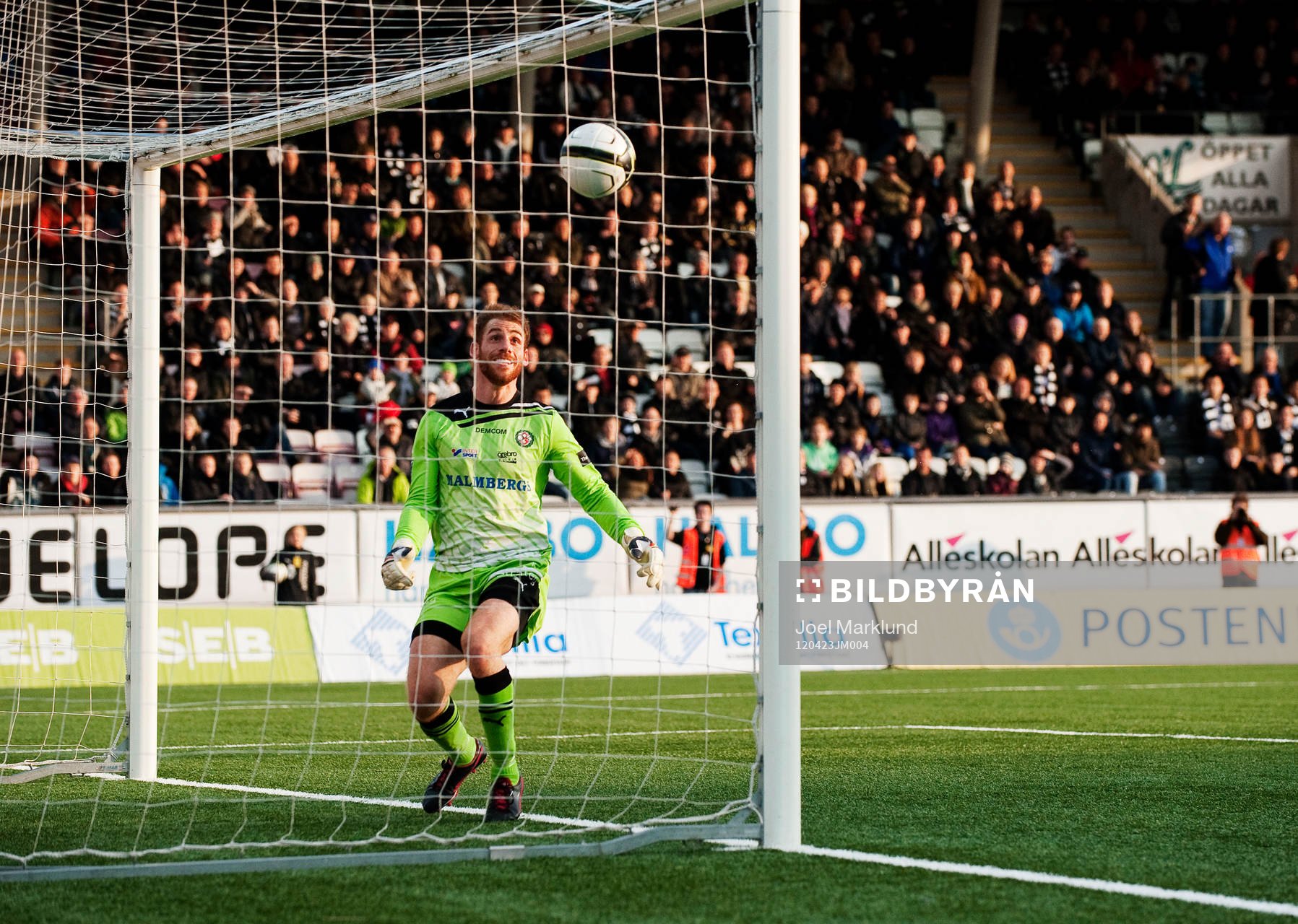 Tomer Chencinski, målvakt, Örebro, ser 0-1-bollen gå in