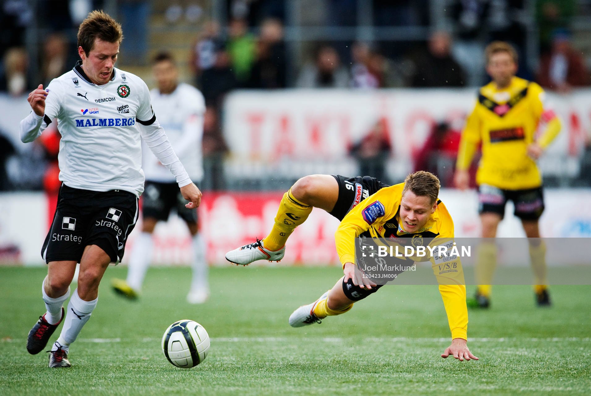 Armend Alimi, Örebro, får Viktor Claesson, Elfsborg, på