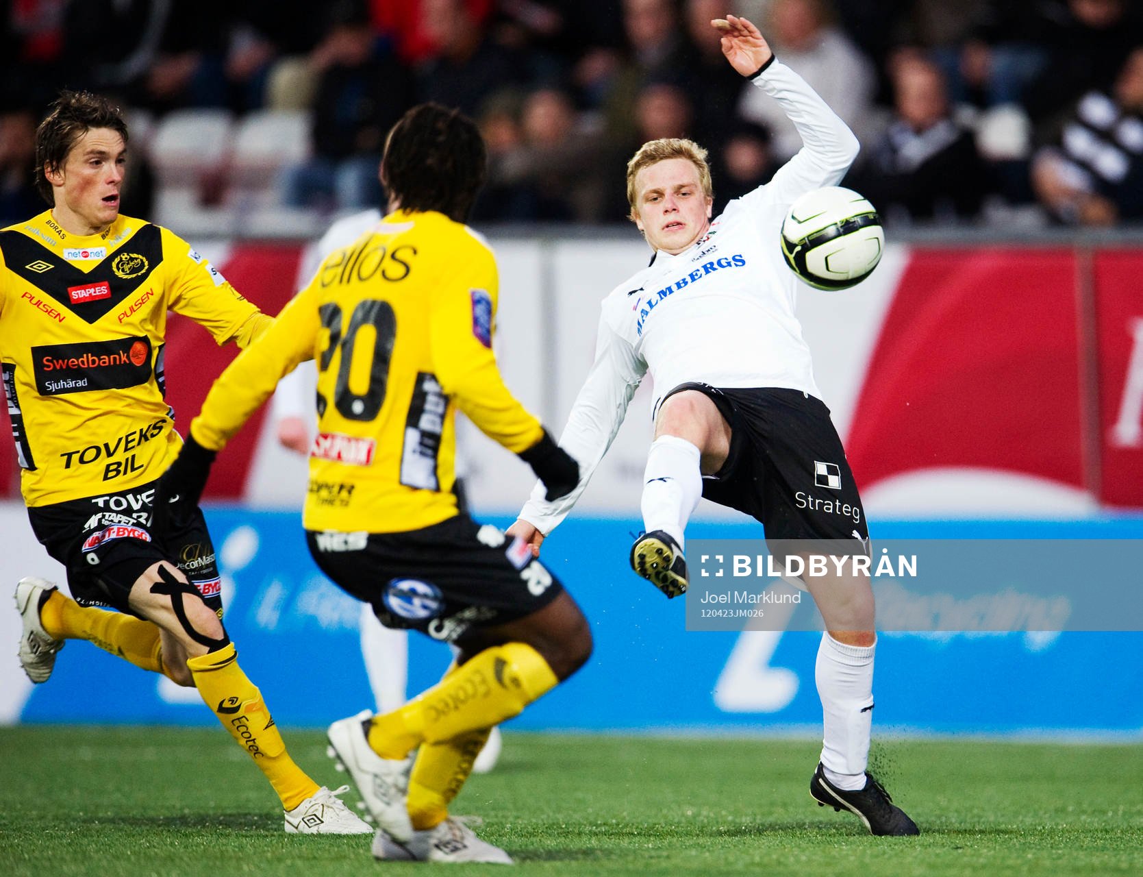 Emil Berger, Örebro, tar ner bollen