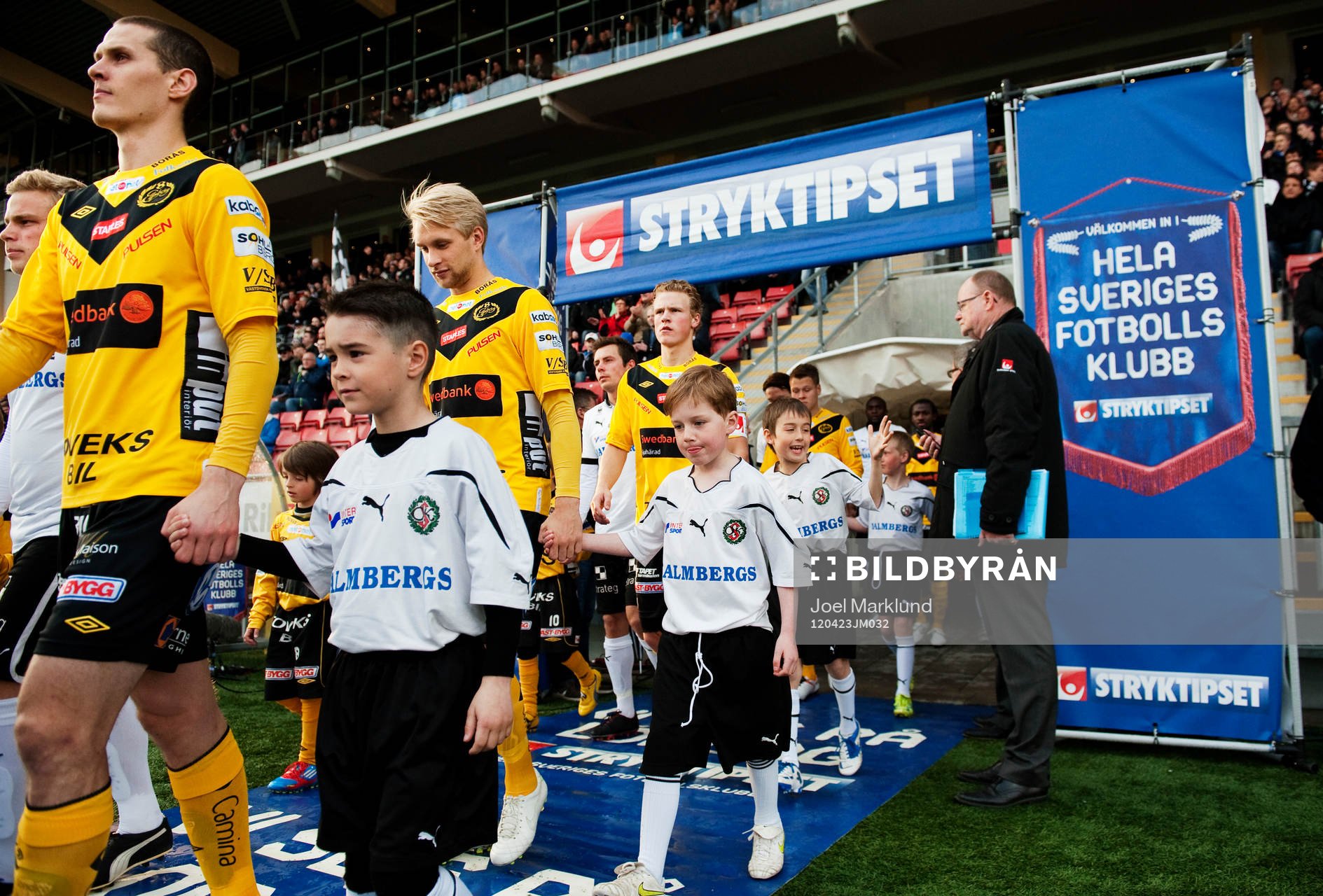 Spelarna gör entré. Svenska spel, Stryktipset. Inmarsch,