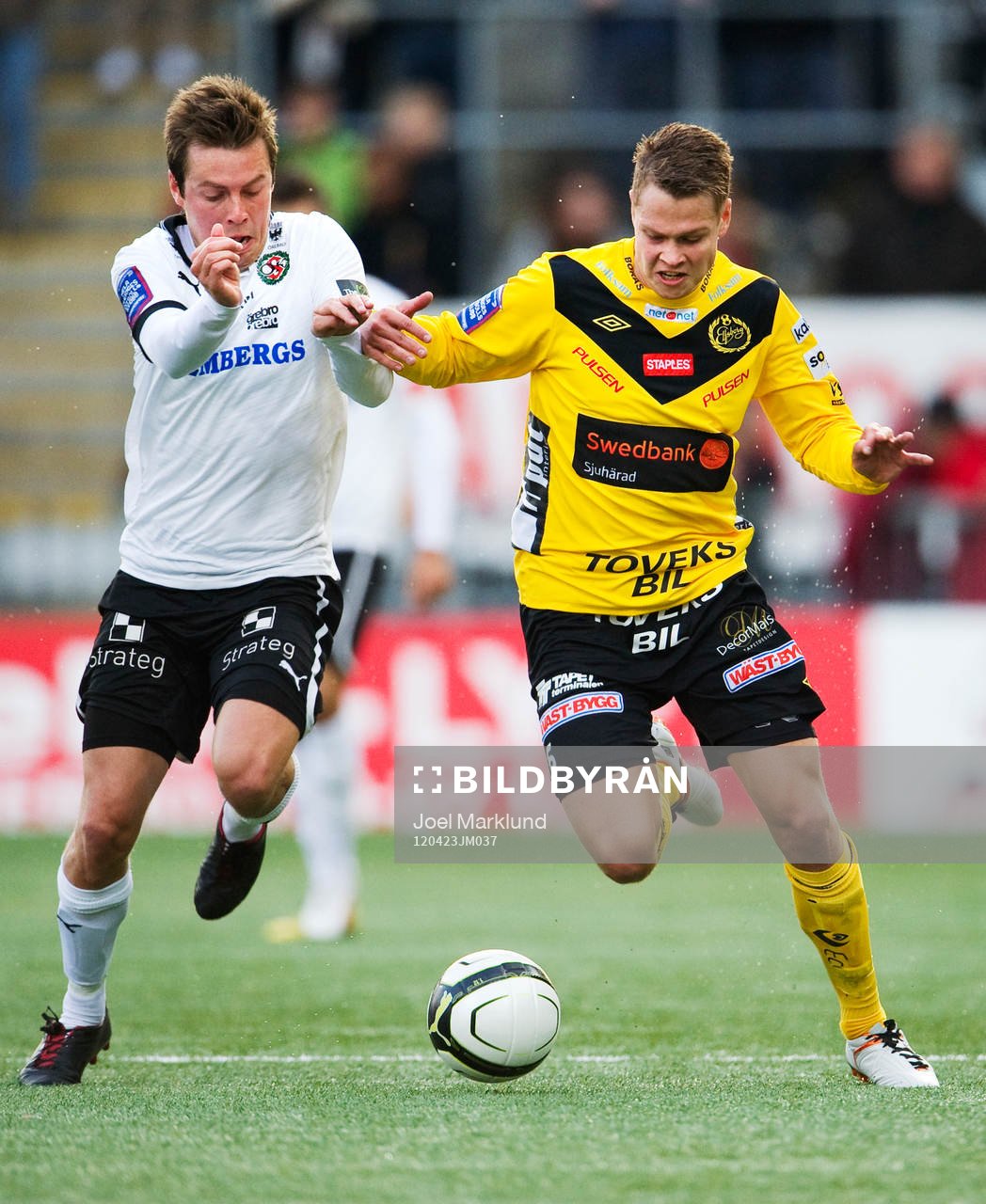  Tommy Wirtanen, Örebro, kämpar mot Viktor Claesson, Elfsborg.