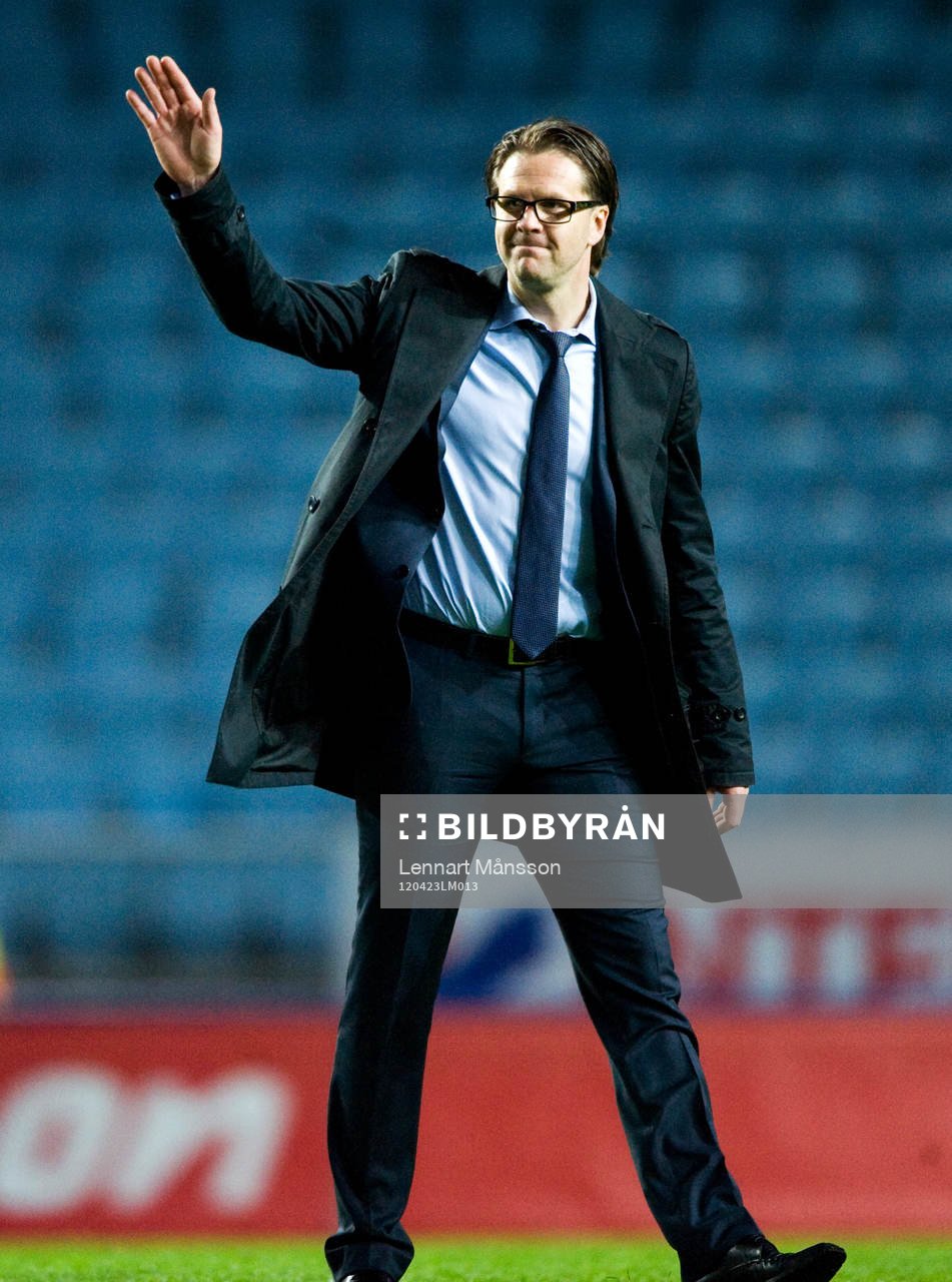 Rikard Norling, tränare, tackar publiken