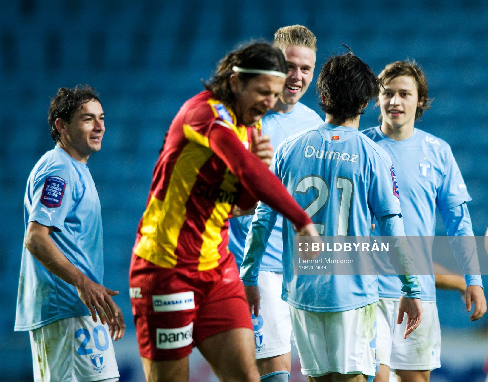 2-0 Jimmy Durmaz, Malmö, som grattas medan Haris