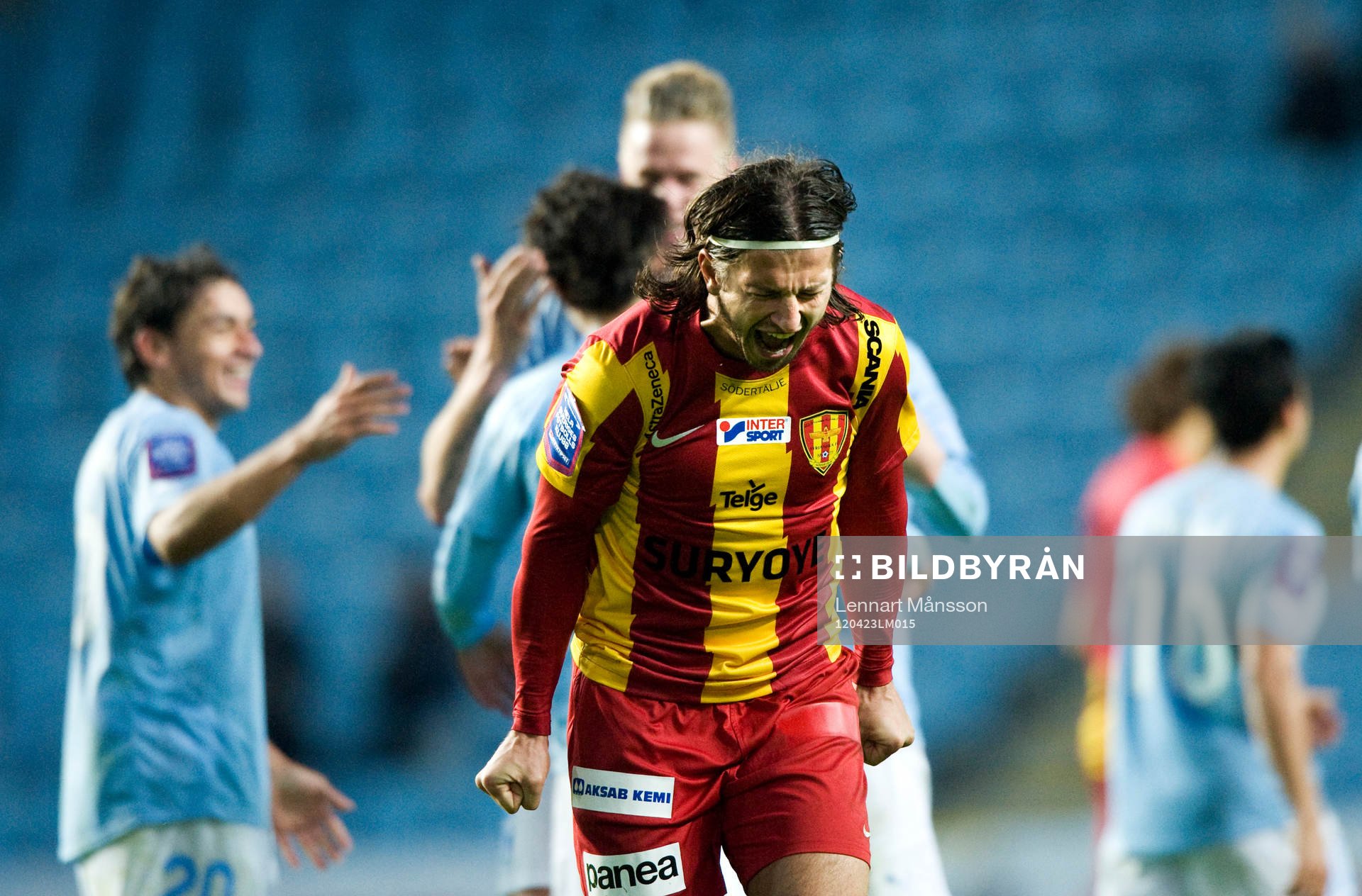 2-0 Jimmy Durmaz, Malmö, som grattas medan Haris