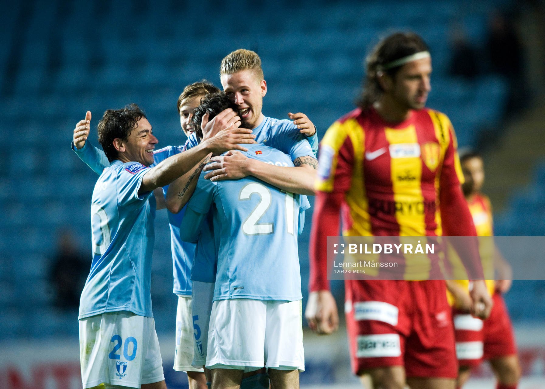 2-0 Jimmy Durmaz, Malmö, som grattas medan Haris