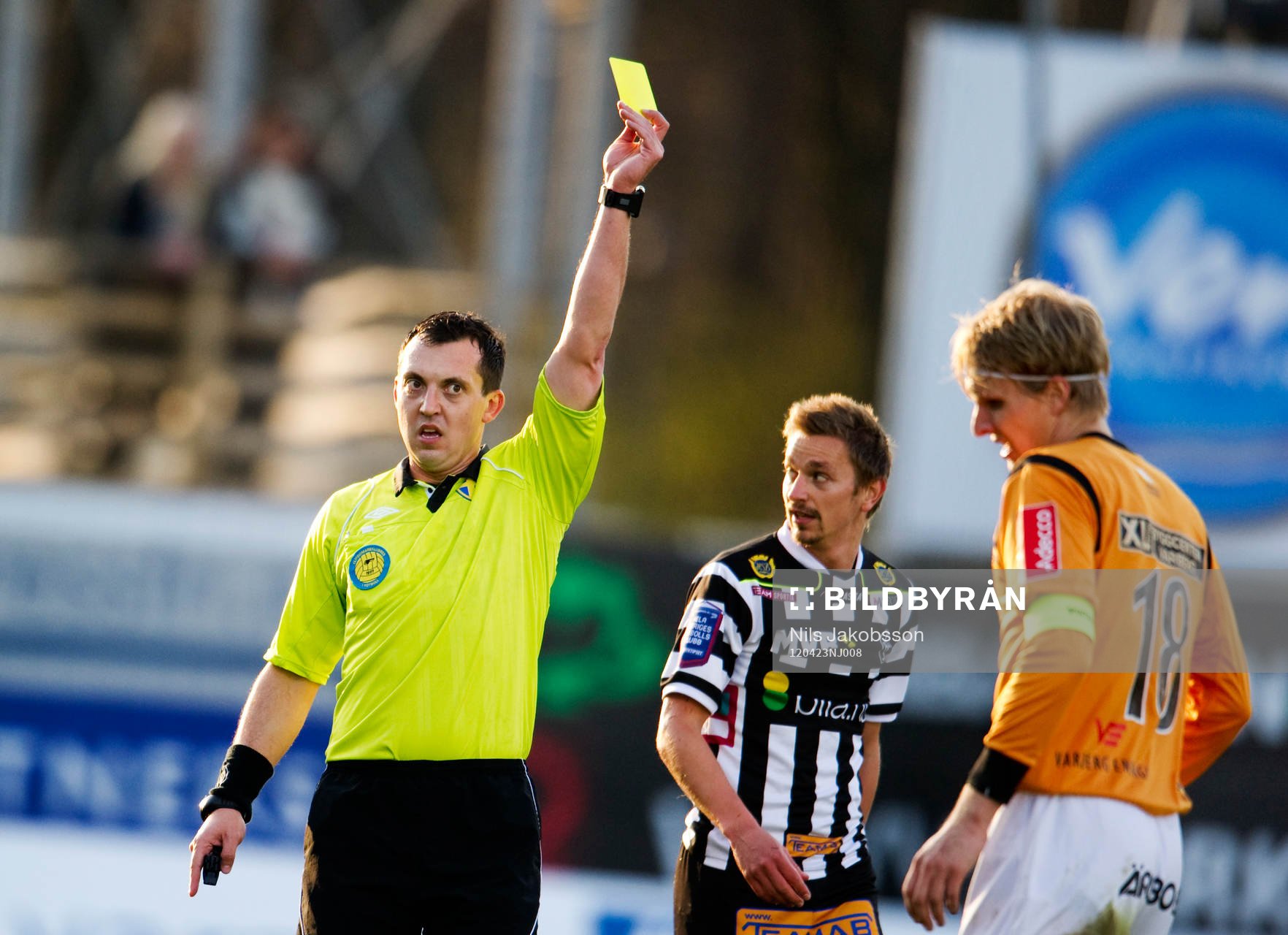 Dragan Banjac, domare ger gult kort, varning till Anders