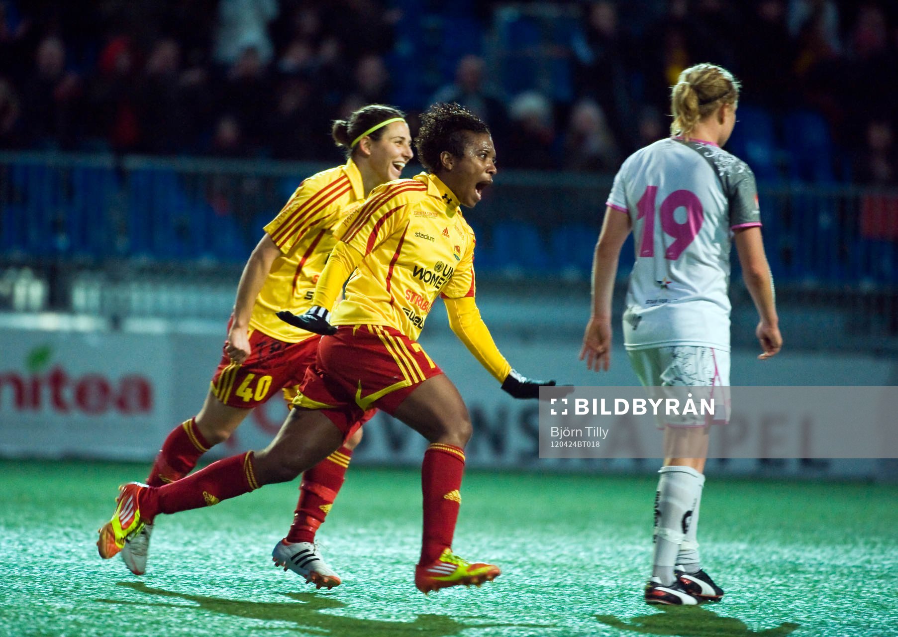  Verónica Boquete och Elaine Moura, Tyresö, jubel efter 2-0.