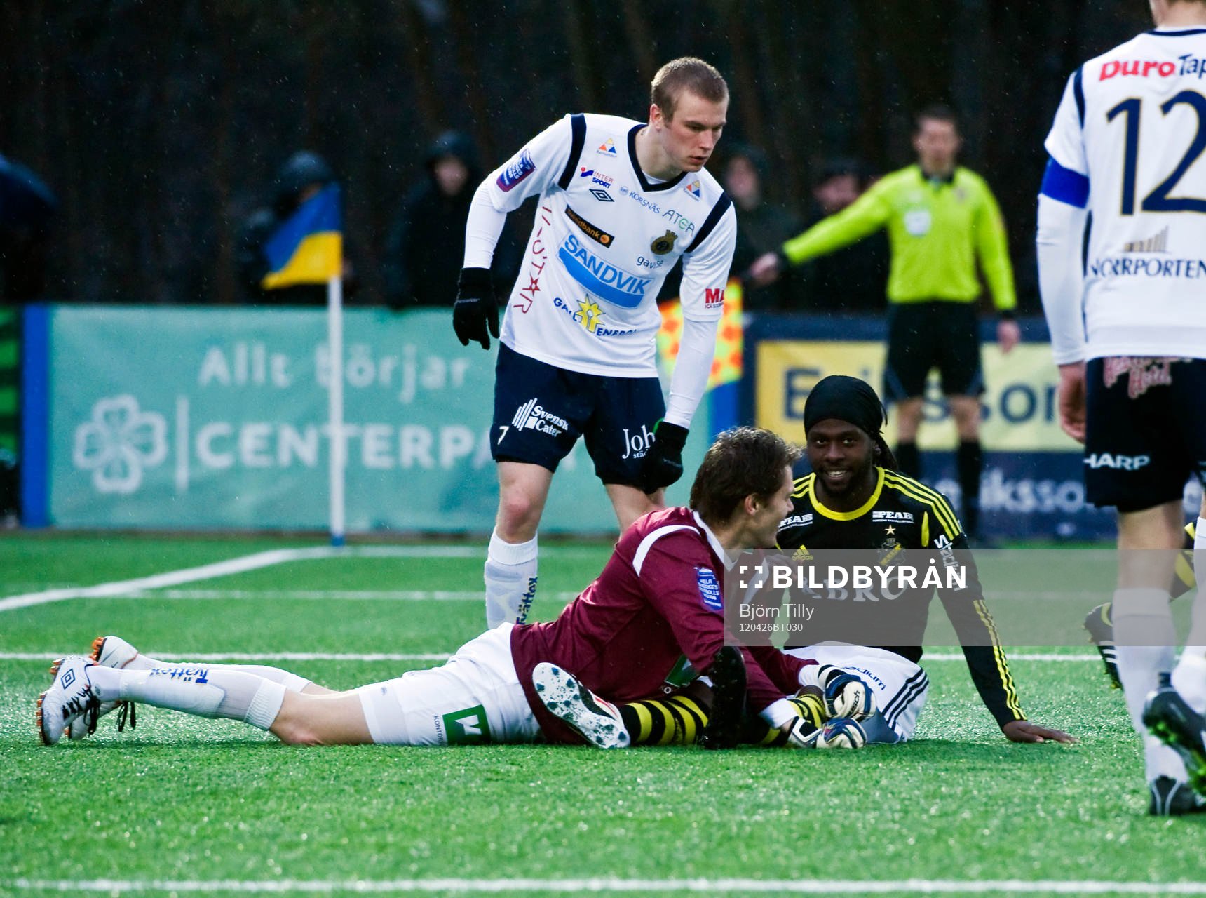 Mattias Hugosson, målvakt, Gefle och Martin Mutumba, AIK