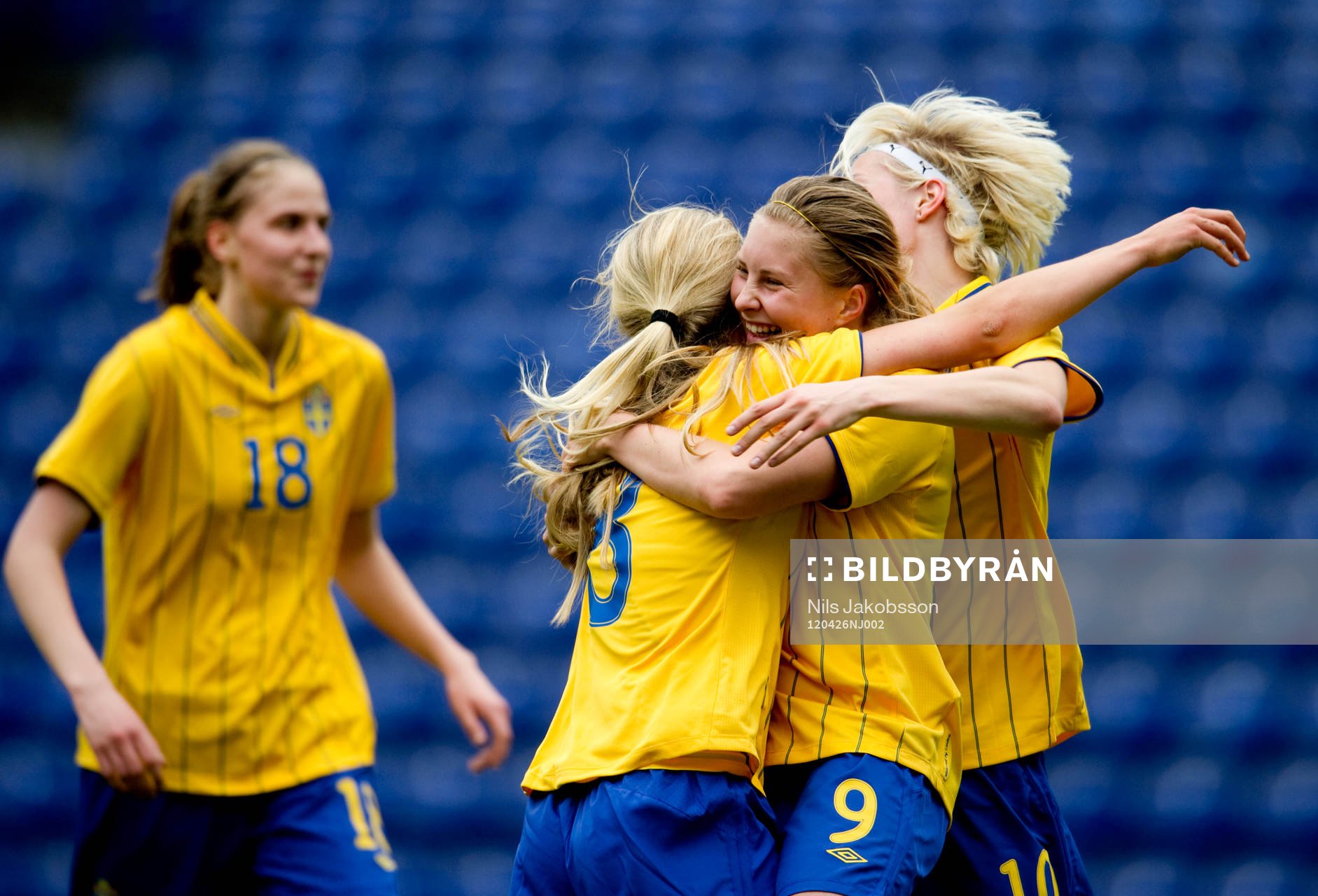 Moa Hedell, med ryggen mot kameran och Fanny Andersson,