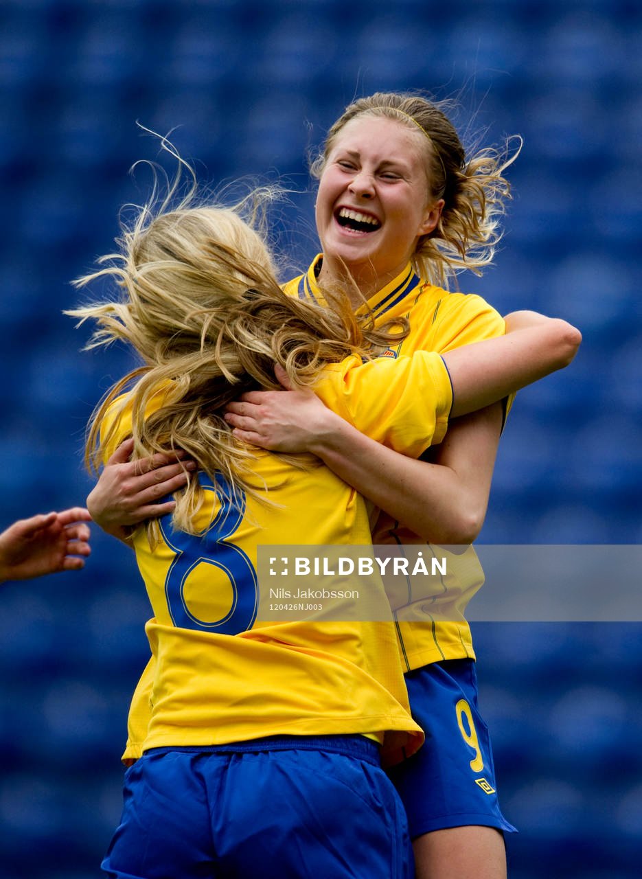 Moa Hedell, med ryggen mot kameran och Fanny Andersson,