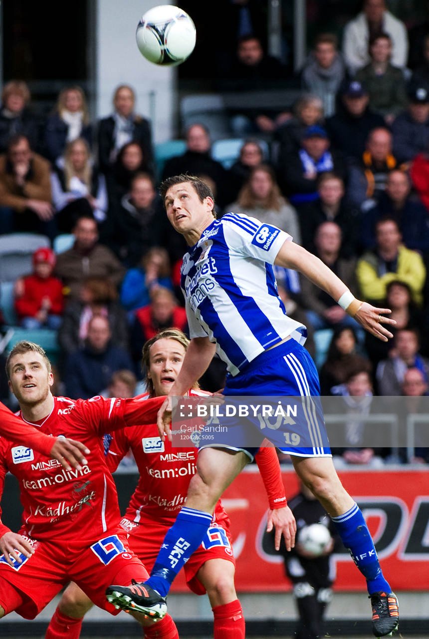 Hannes Stiller, IFK Göteborg, hoppar upp för att nicka