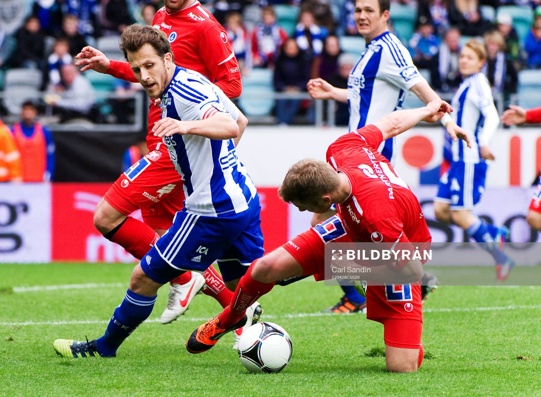 Tobias Hysén, IFK Göteborg blir av med bollen till Daniel