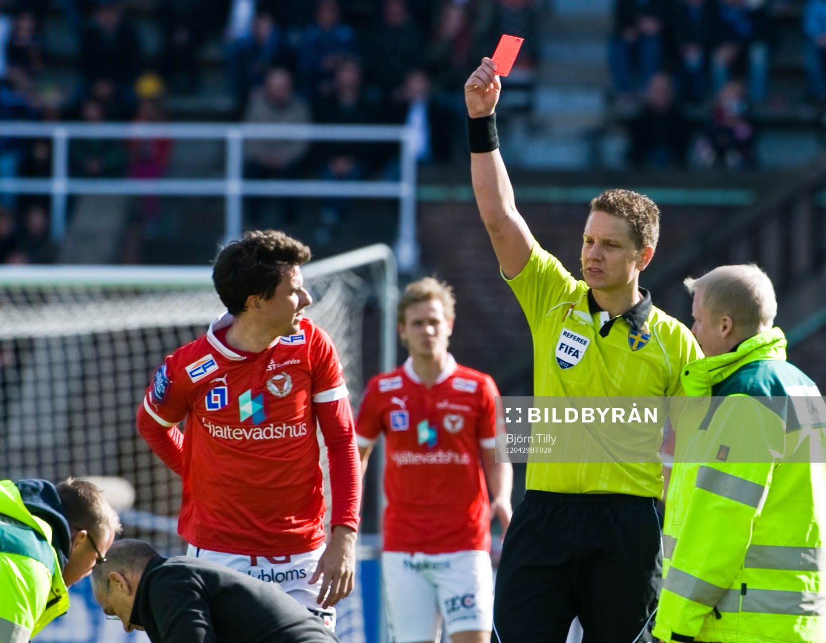 Martin Ströbergsson, domare ger Daniel Freire Mendes,