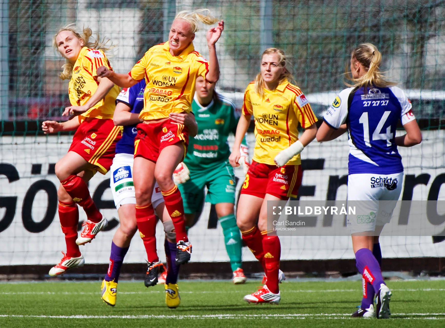 Caroline Seger, Tyresö, nickar och landar fel
