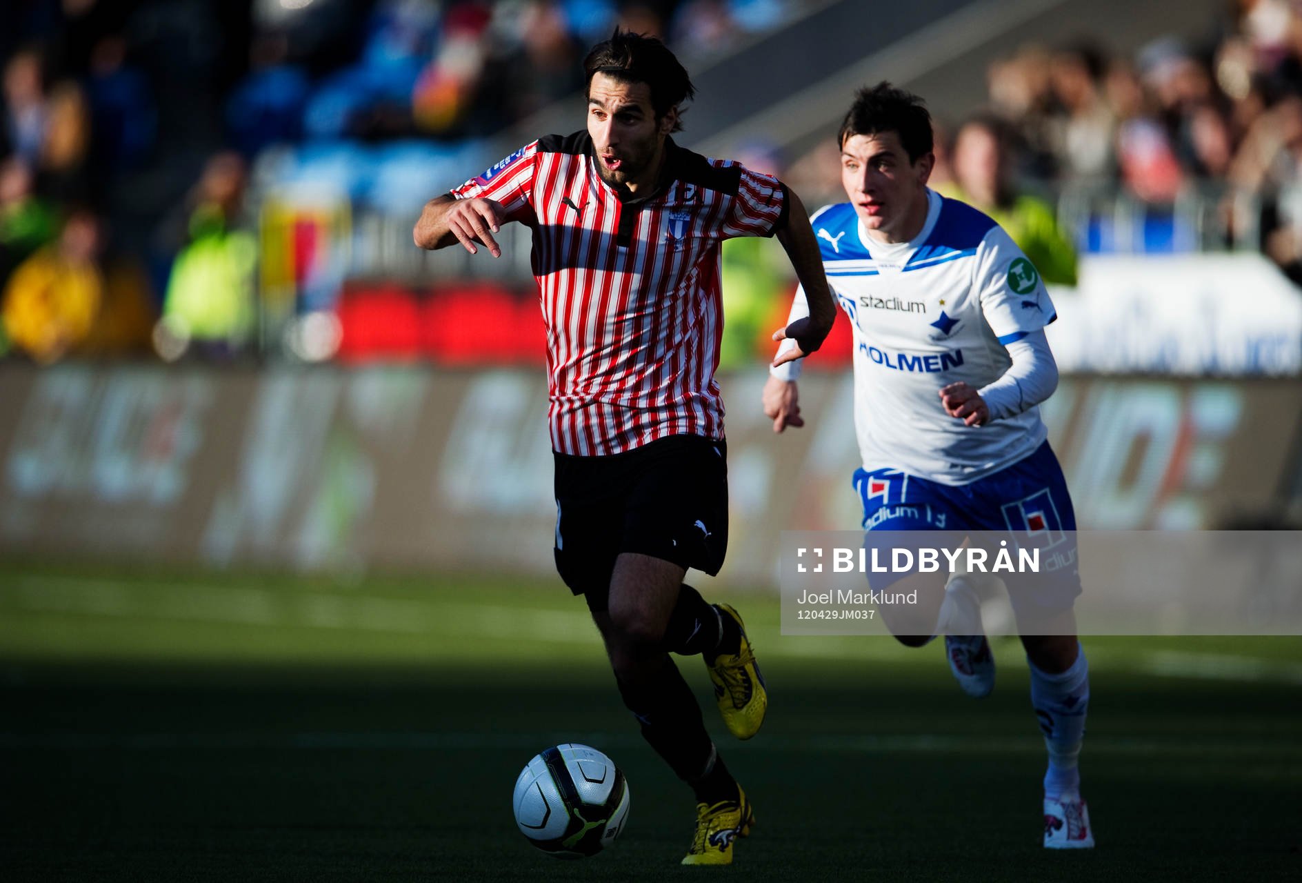 Jimmy Durmaz, Malmö FF, tar sig förbi Nikola Tkalcic,