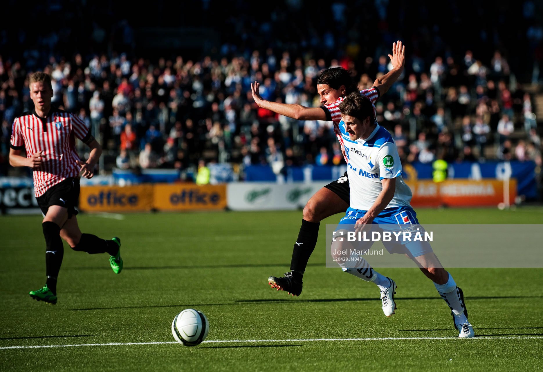 Miiko Albornoz, Malmö FF, kan inte stoppa Gunnar Heidar