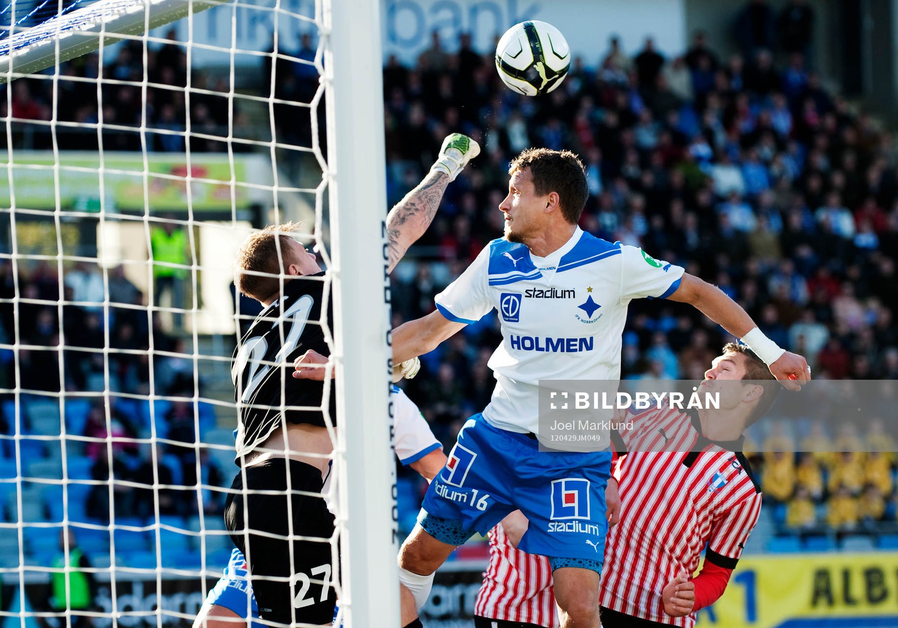Shpetim Hasani, Norrköping, oroar framför Johan Dahlin,