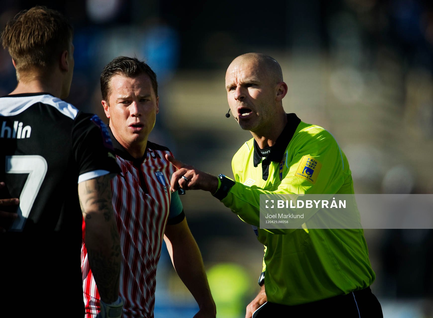 Michael Lerjéus, domare, argumenterar med Johan Dahlin,