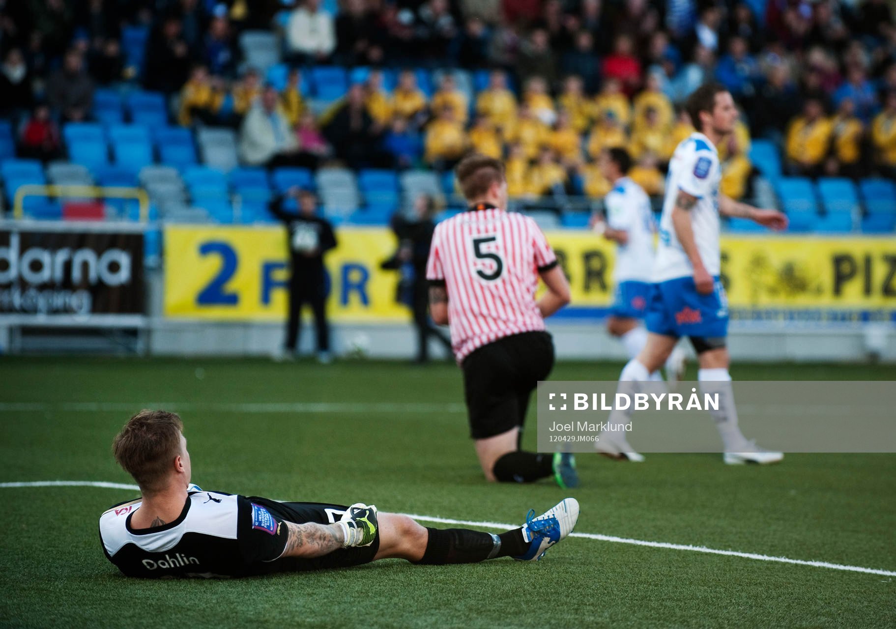 Johan Dahlin, målvakt, Malmö FF, ligger ner