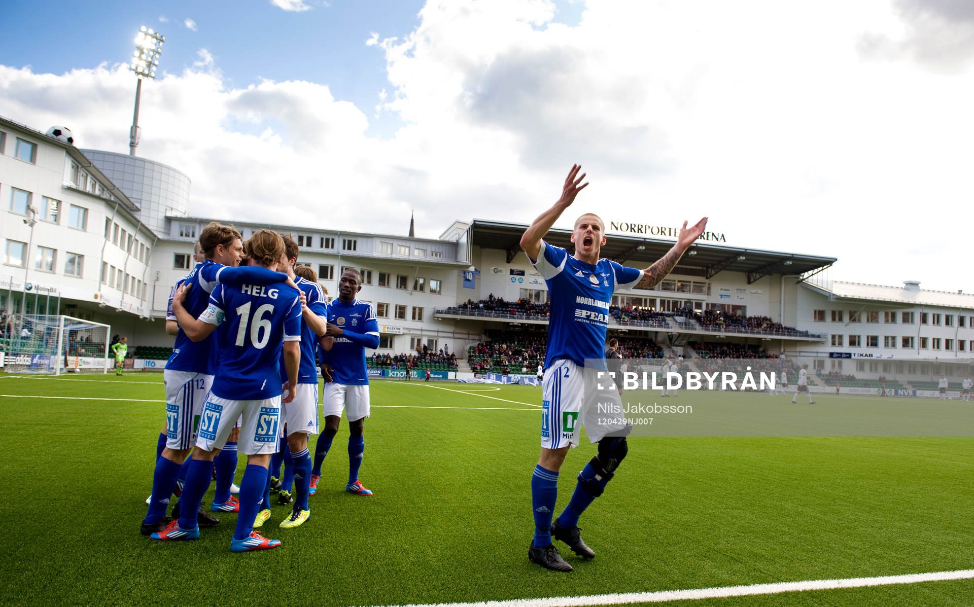 GIF Sundsvall och till höger Christian Brink, jubel på