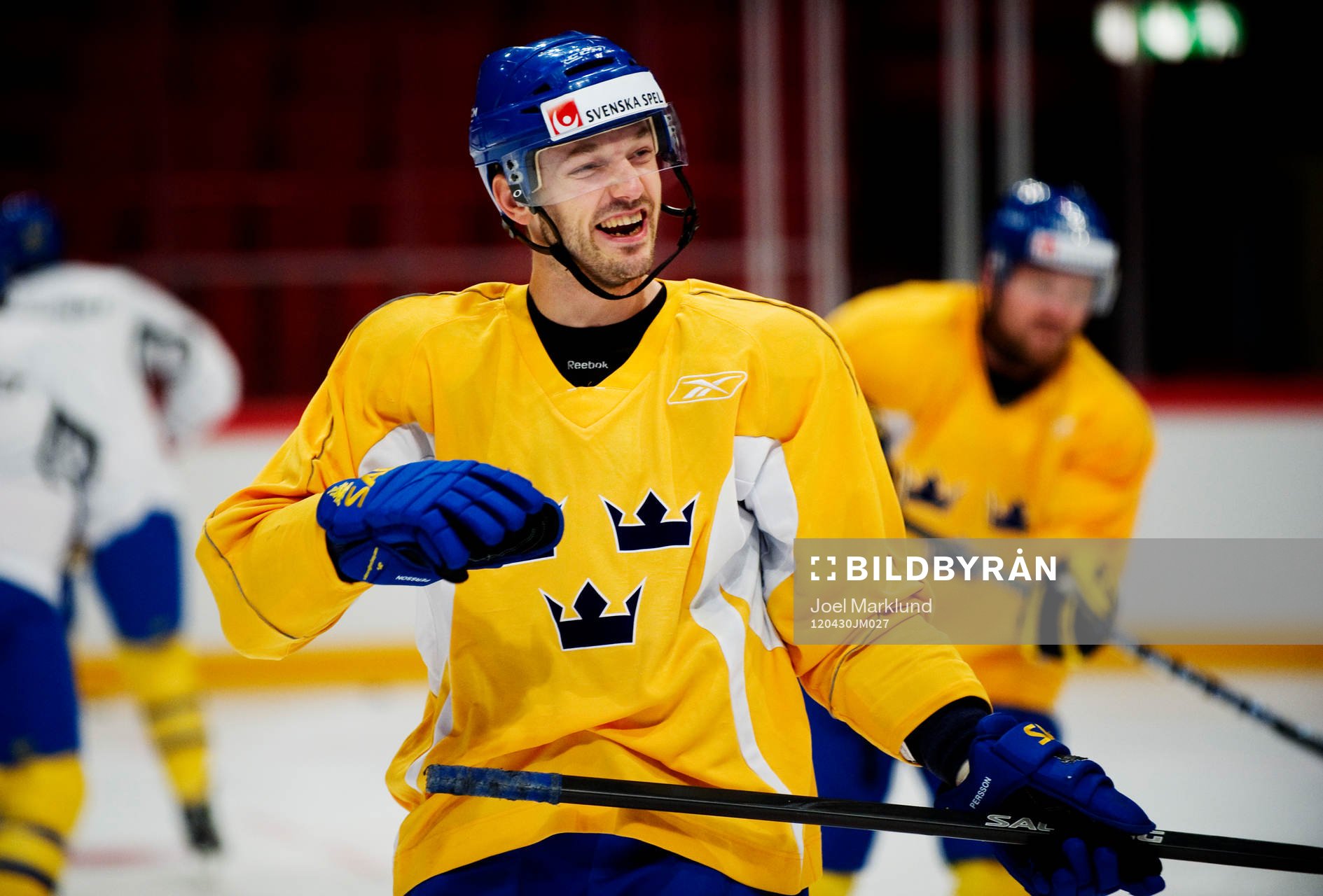 Niklas Persson skrattar