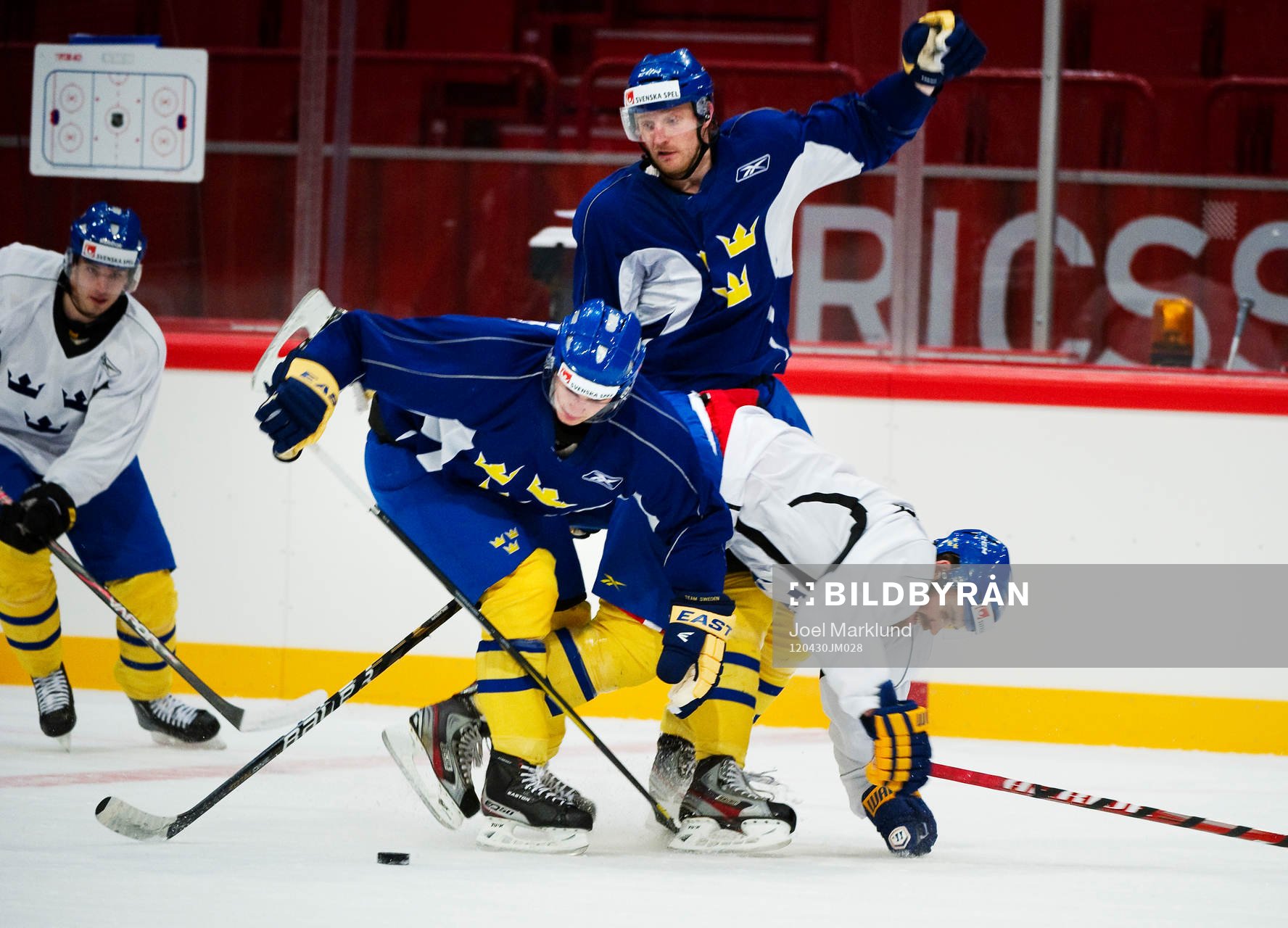Marcus Krüger och Staffan Kronwall stoppar Henrik