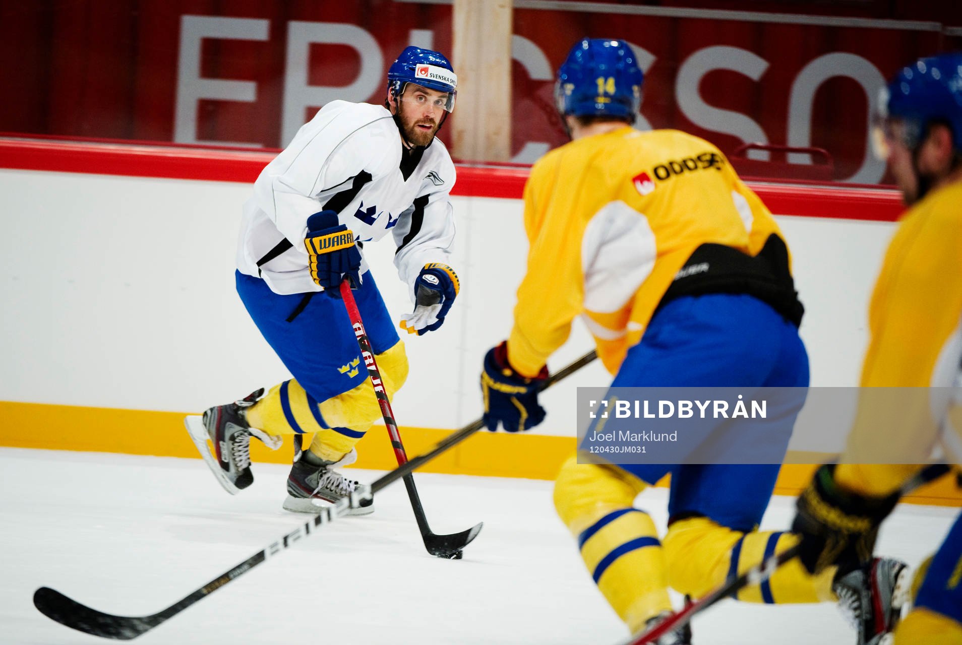 Henrik Zetterberg kontrollerar pucken