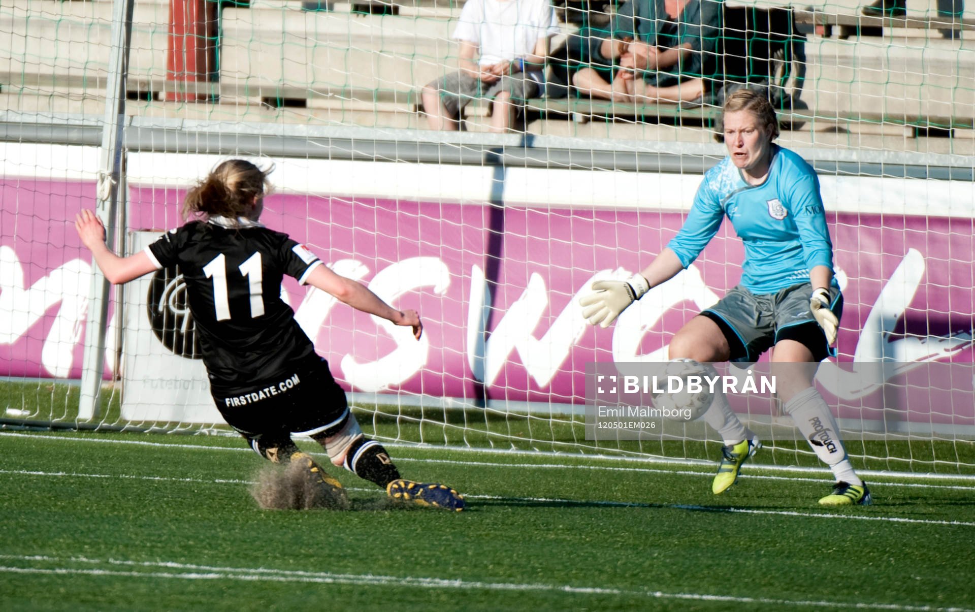 Jenny Hjohlman, Umeå gör 1-5. Thora Helgadottir, LDB är