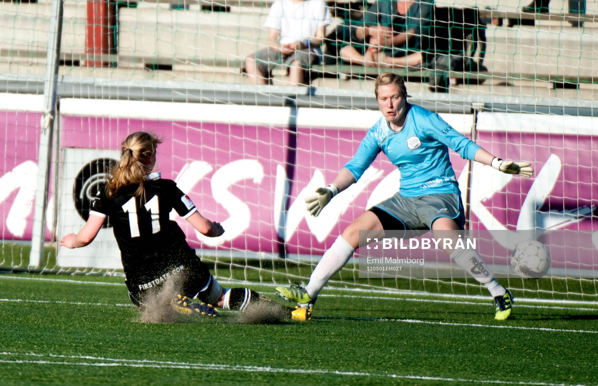 Jenny Hjohlman, Umeå gör 1-5. Thora Helgadottir, LDB är
