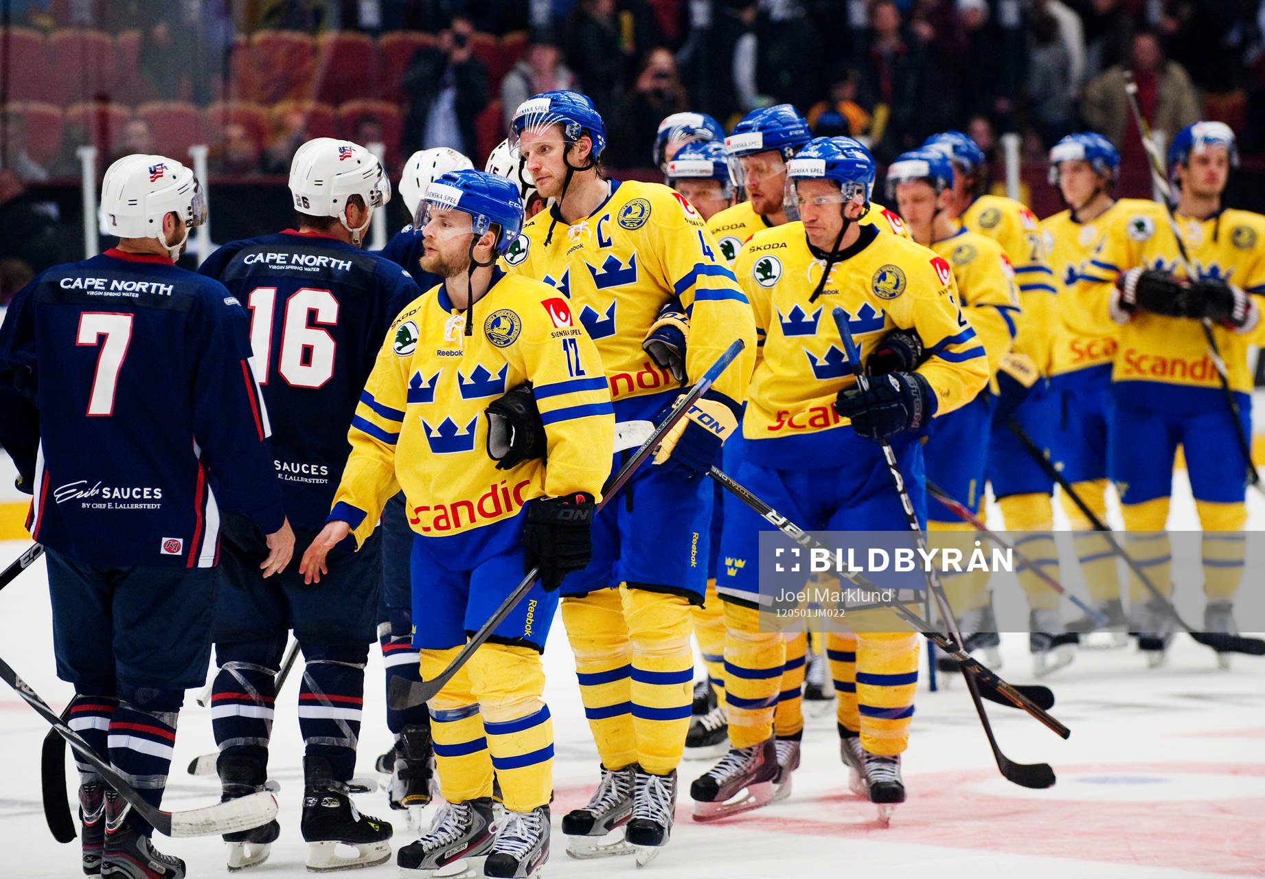 Sverige förlorade matchen med 2-3. Spelarna tackar varandra