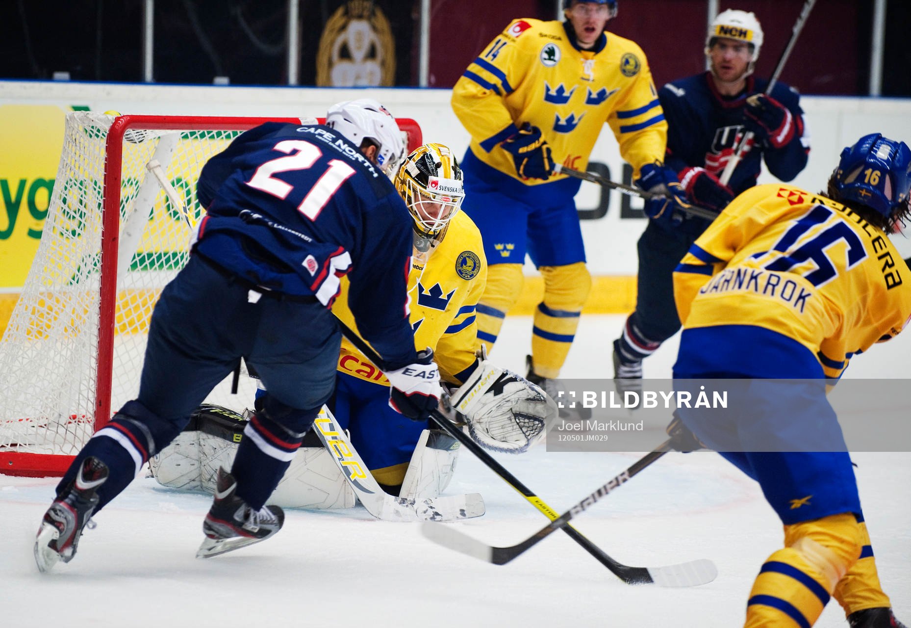 Kyle Okposo, USA, gör 0-3 bakom Viktor Fasth, målvakt,