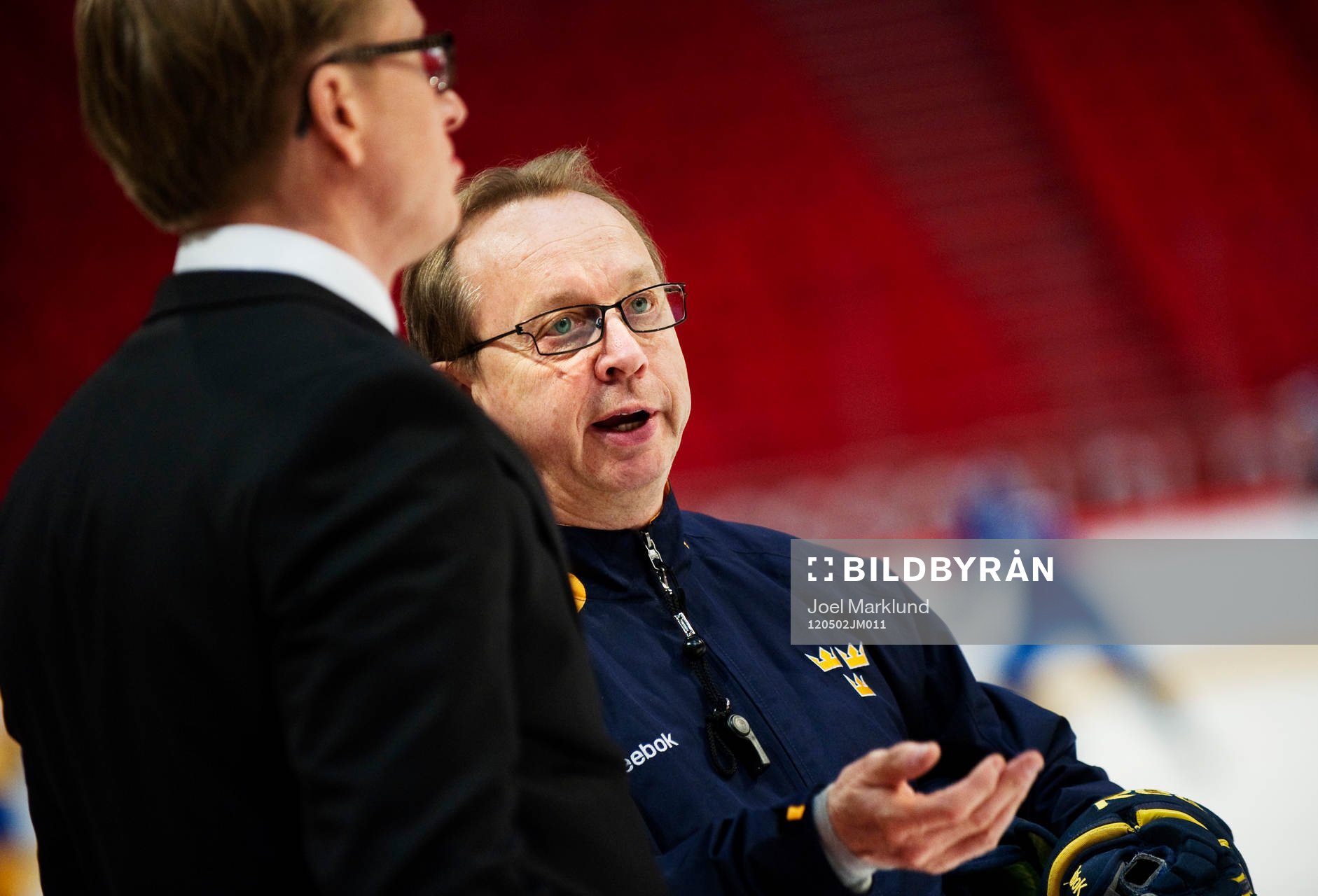 Pär Mårts, förbundskapten, i samtal med Tommy Boustedt,