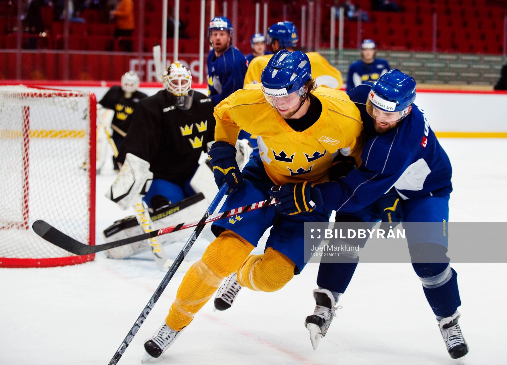 Victor Hedman och Henrik Zetterberg kämpar mot varandra